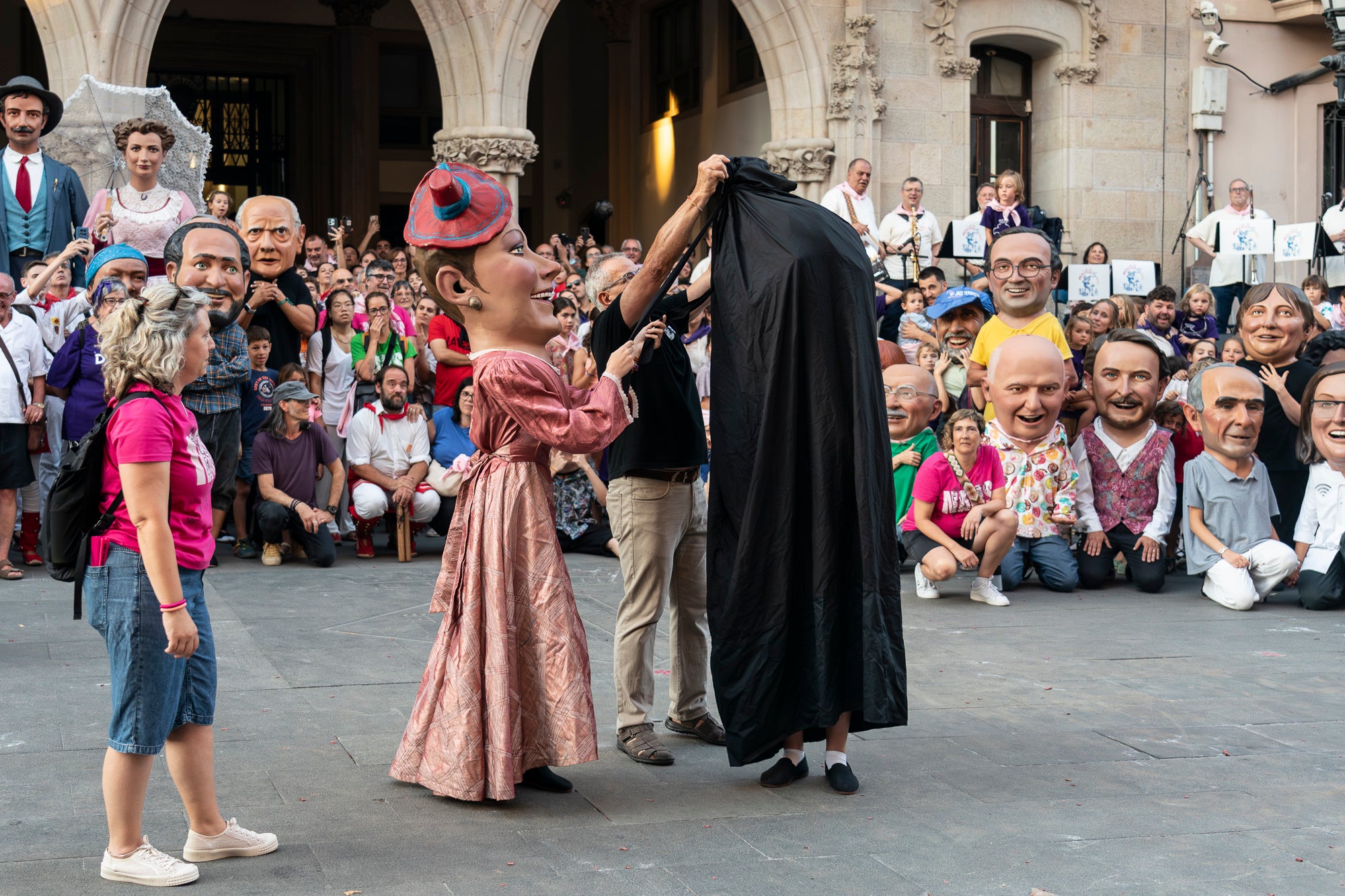 La Festa Major de Terrassa 2026 ja és aquí. Ahir, divendres dia 3 de juliol, a les 20 hores van repicar les campanes de tota la ciutat i va entrar al Raval de Montserrat el Drac de Terrassa, donant el tret de sortida de la Festa Major d'enguany. Tot seguit, es va procedir a la lectura del pregó de Festa Major a càrrec de Montse Alcaraz, presidenta de la Colla del Bitxo del Torrent Mitger. Després de la lectura del pregó, l'alcalde va fer l'obertura oficial de la Festa i algunes de les colles protocol·làries de la ciutat van fer una mostra de danses tradicionals i emblemàtiques. Posteriorment, es va donar a conèixer el Capgròs de l'Any, que enguany ha recaigut en Mercè Gómez, una de les fundadores del Casal de la Dona de Terrassa | Mireia Comas