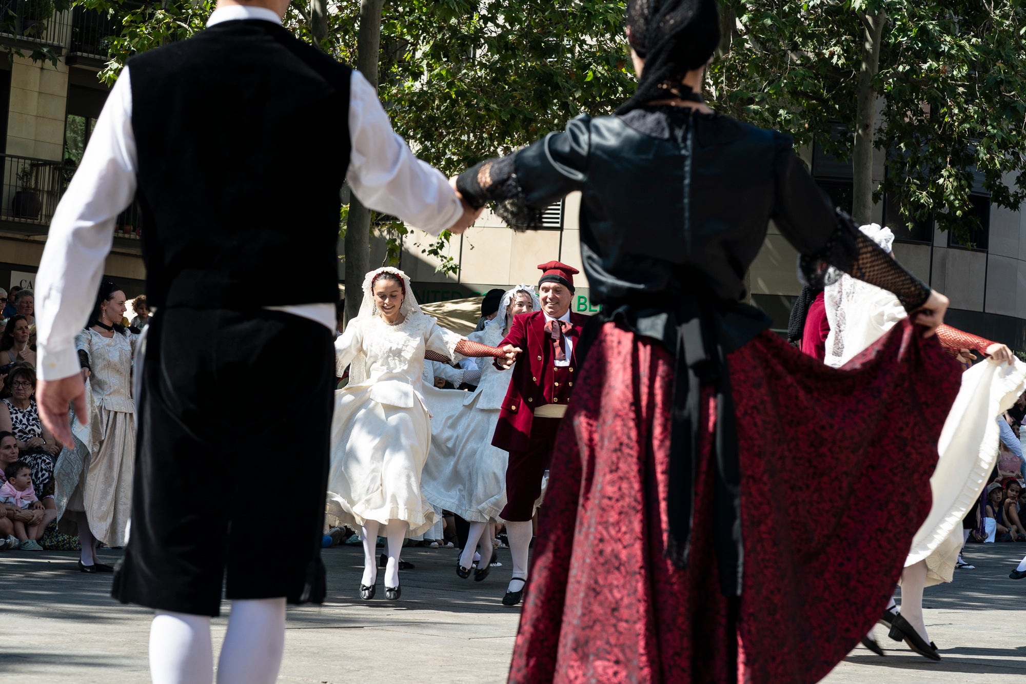 El Ball de Plaça 2026 tenia l'expectativa que ja s'ha fet amb els Protocols de la Festa Major de Terrassa actualitzats i estableix que són els grups de cultura popular els qui decideixen amb quins regidors ballen i amb quins no. El ritual ha començat aquest diumenge al matí partint el seguici de l'Ajuntament per anar cap a la missa de la catedral del Sant Esperit i sortint en acabar de l'ofici per a participar a la plaça Vella dels balls de l'Esbart Egarenc, els Nans amb els seus capgrossos, els Bastoners, el Drac, els Gegants i l'Àliga de Terrassa. Dels 27 regidors presents, tres s'han quedat sense parella però l'acte ha estat més serè que el de l'any passat | Mireia Comas