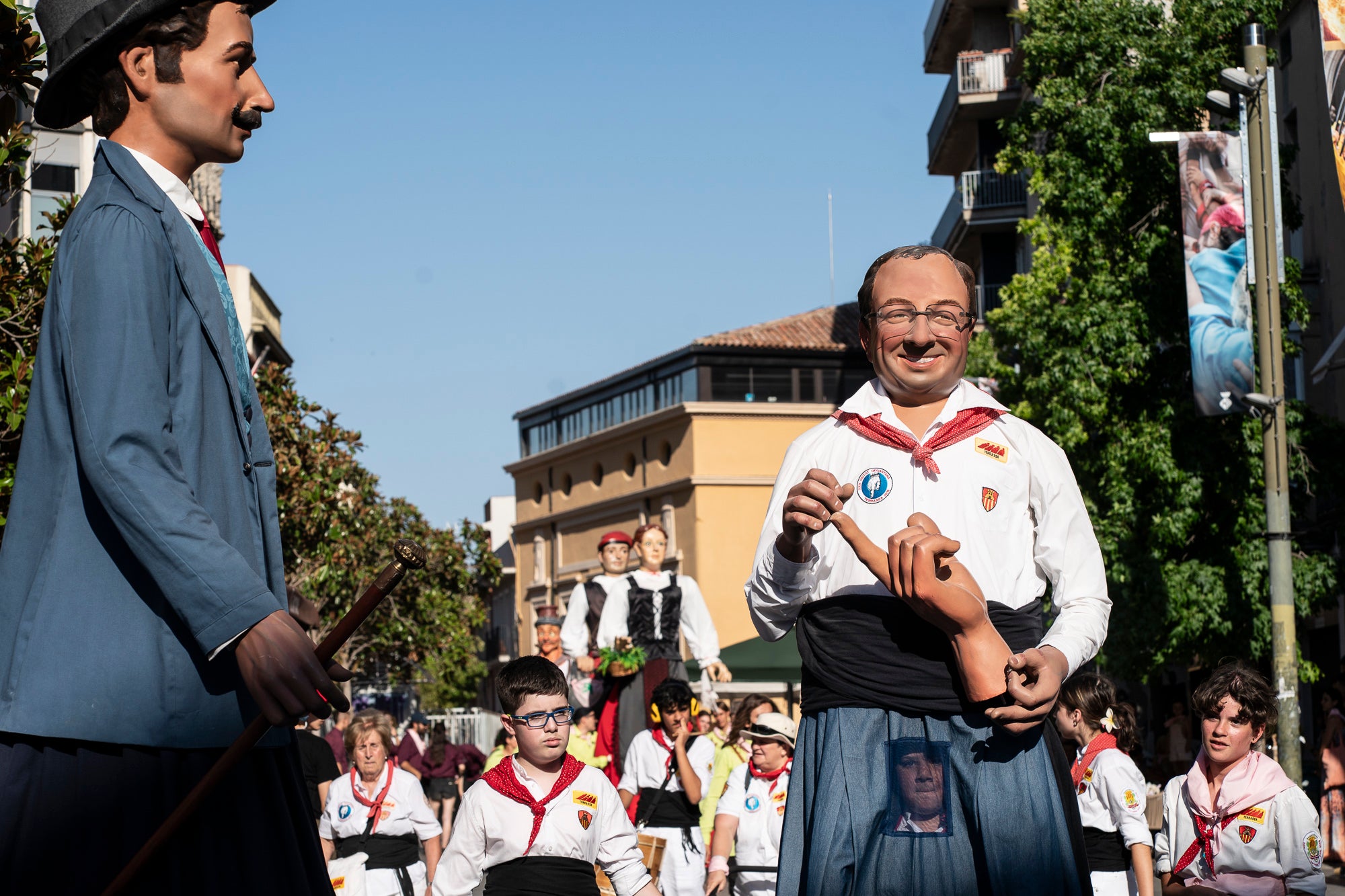 Els carrers de Terrassa han tornat a acollir la Cercavila de Festa Major, la mostra de cultura popular i tradicional catalana de la ciutat. Enguany, l'acte ha comptat amb la presència de totes les colles protocol·làries; el Drac de Terrassa, els Geganters de Terrassa, Nans i Capgrossos de Terrassa, l'Esbart Egarenc, els Bastoners de Terrassa, els Minyons de Terrassa, els Castellers de Terrassa, els Diables de Terrassa i l'Àliga de Terrassa. A més, també actuat les colles sardanistes de la ciutat, les colles geganteres, les colles de diables i les colles d'imatgeria de foc, entre d'altres entitats culturals | Mireia Comas