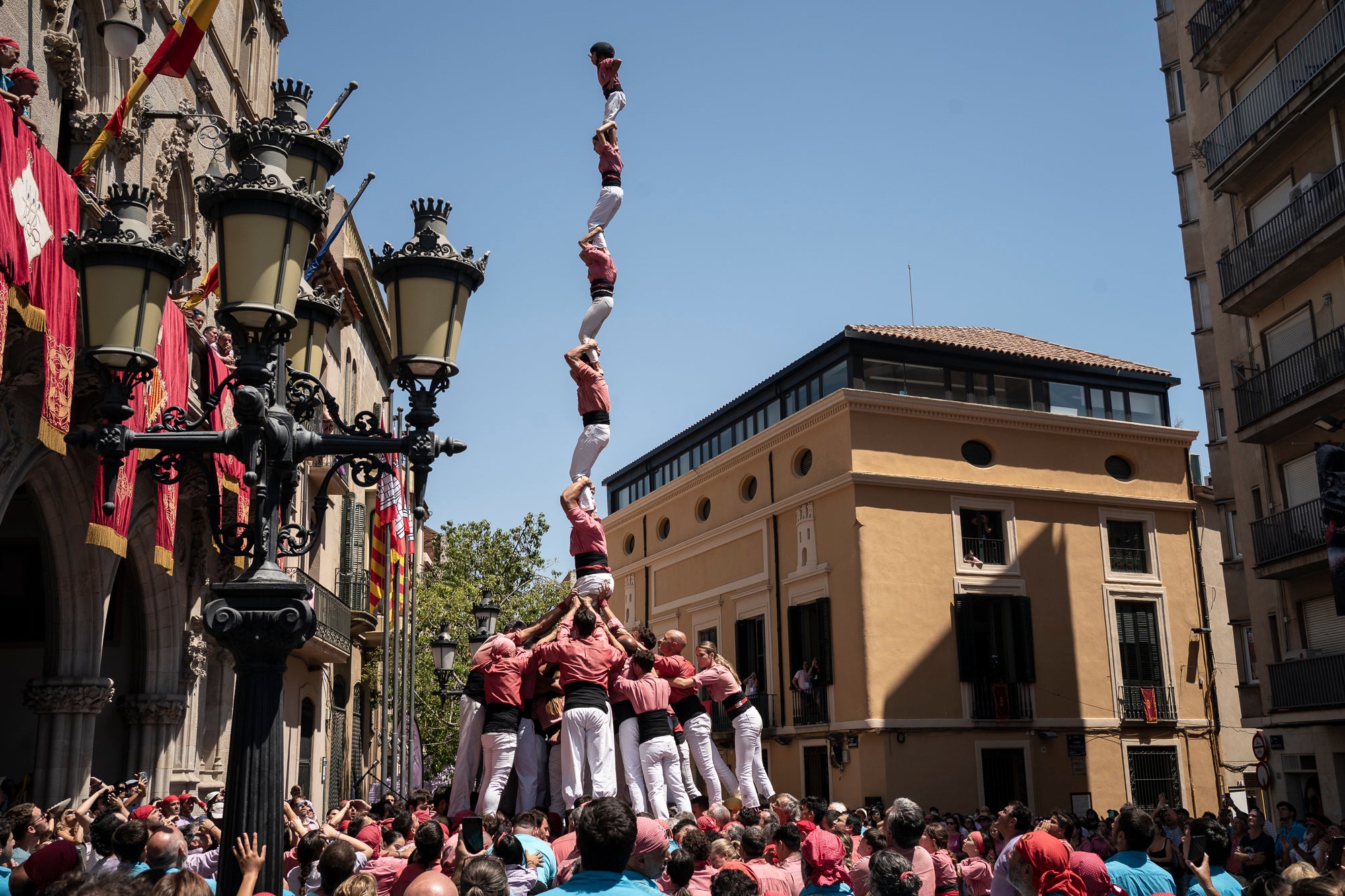 El Raval de Terrassa va acollir aquest diumenge, dia 5 de juliol, la gran actuació castellera de la Festa Major de Terrassa. Eufòria per als Minyons de Terrassa que van fer la seva millor actuació de la temporada i van estrenar fins a tres castells a plaça: el 4 de 9 amb folre, el 2 de 9 amb folre i manilles i el pilar de 7 amb folre. A més de tancar la tripleta de castells de 9 amb el 3 de 9 amb folre. Van patir més els Castellers de Terrassa que van començar molt bé amb la Torre de 7, però van patir dos intents del 4d8. Per culpa d’això, van anar sobre segur i van optar pel 7d7 i el 3d7 aixecat per sota que els van sortir rodons. Per acabar, la colla vella dels Xiquets de Valls van portar el 3d9, el 4d9f, el 4d8p i el p7f.
