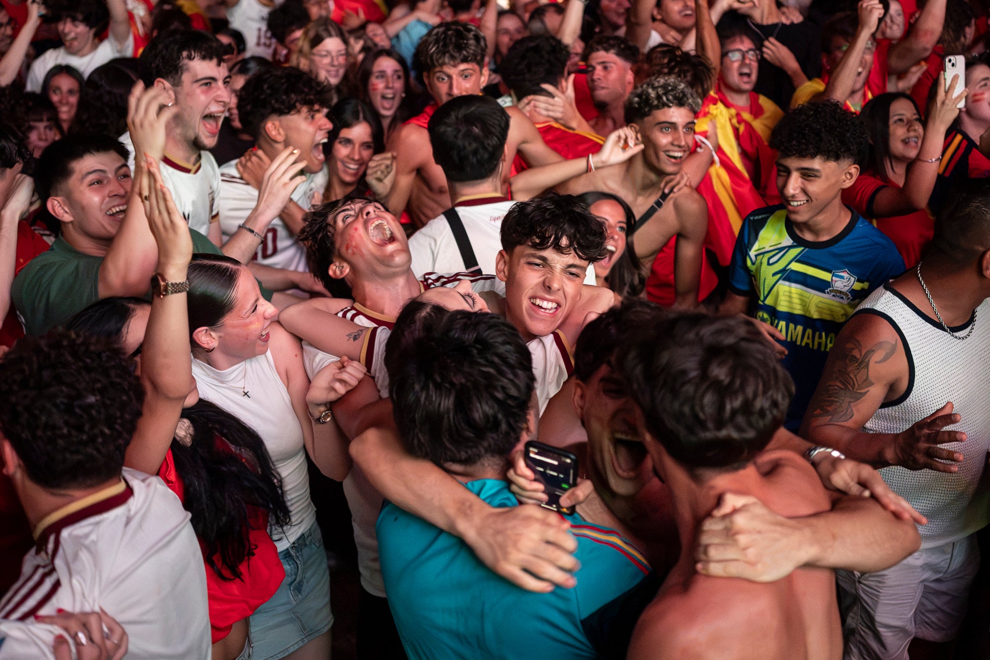 L'Espai Vela del parc de Vallparadís de Terrassa es va omplir aquest diumenge a la nit amb 8.500 aficionats per seguir en pantalla gran i animació des de l'escenari la final del Mundial de futbol a Nova York entre les seleccions d'Espanya i l'Argentina. L'emoció es va mantenir fins a la segona part de la pròrroga quan el jugador del Barça Ferran Torres va marca l'1-0 definitiu, que va donar la corona planetària a un combinat amb els terrassencs Dani Olmo i Marc Pubill. Entre els assistents també hi havia aficionats del conjunt de Messi. A causa de la calor i aquestes emocions, es van haver d'efectuar algunes evacuacions de seguidors | Mireia Comas