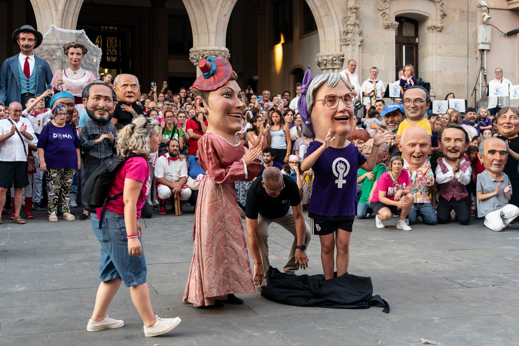 La Festa Major de Terrassa 2026 ja és aquí. Ahir, divendres dia 3 de juliol, a les 20 hores van repicar les campanes de tota la ciutat i va entrar al Raval de Montserrat el Drac de Terrassa, donant el tret de sortida de la Festa Major d'enguany. Tot seguit, es va procedir a la lectura del pregó de Festa Major a càrrec de Montse Alcaraz, presidenta de la Colla del Bitxo del Torrent Mitger. Després de la lectura del pregó, l'alcalde va fer l'obertura oficial de la Festa i algunes de les colles protocol·làries de la ciutat van fer una mostra de danses tradicionals i emblemàtiques. Posteriorment, es va donar a conèixer el Capgròs de l'Any, que enguany ha recaigut en Mercè Gómez, una de les fundadores del Casal de la Dona de Terrassa | Mireia Comas