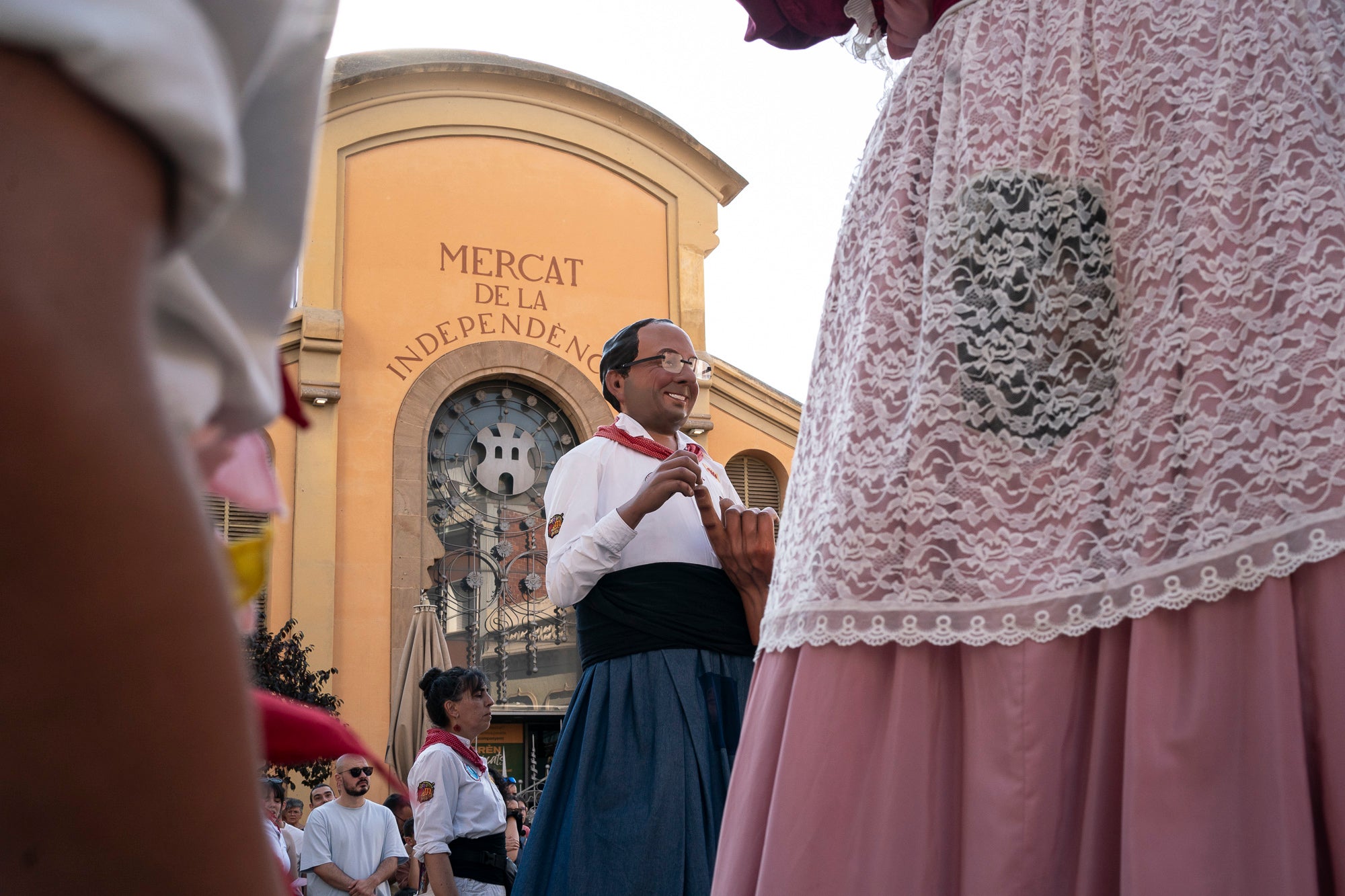 Els carrers de Terrassa han tornat a acollir la Cercavila de Festa Major, la mostra de cultura popular i tradicional catalana de la ciutat. Enguany, l'acte ha comptat amb la presència de totes les colles protocol·làries; el Drac de Terrassa, els Geganters de Terrassa, Nans i Capgrossos de Terrassa, l'Esbart Egarenc, els Bastoners de Terrassa, els Minyons de Terrassa, els Castellers de Terrassa, els Diables de Terrassa i l'Àliga de Terrassa. A més, també actuat les colles sardanistes de la ciutat, les colles geganteres, les colles de diables i les colles d'imatgeria de foc, entre d'altres entitats culturals | Mireia Comas