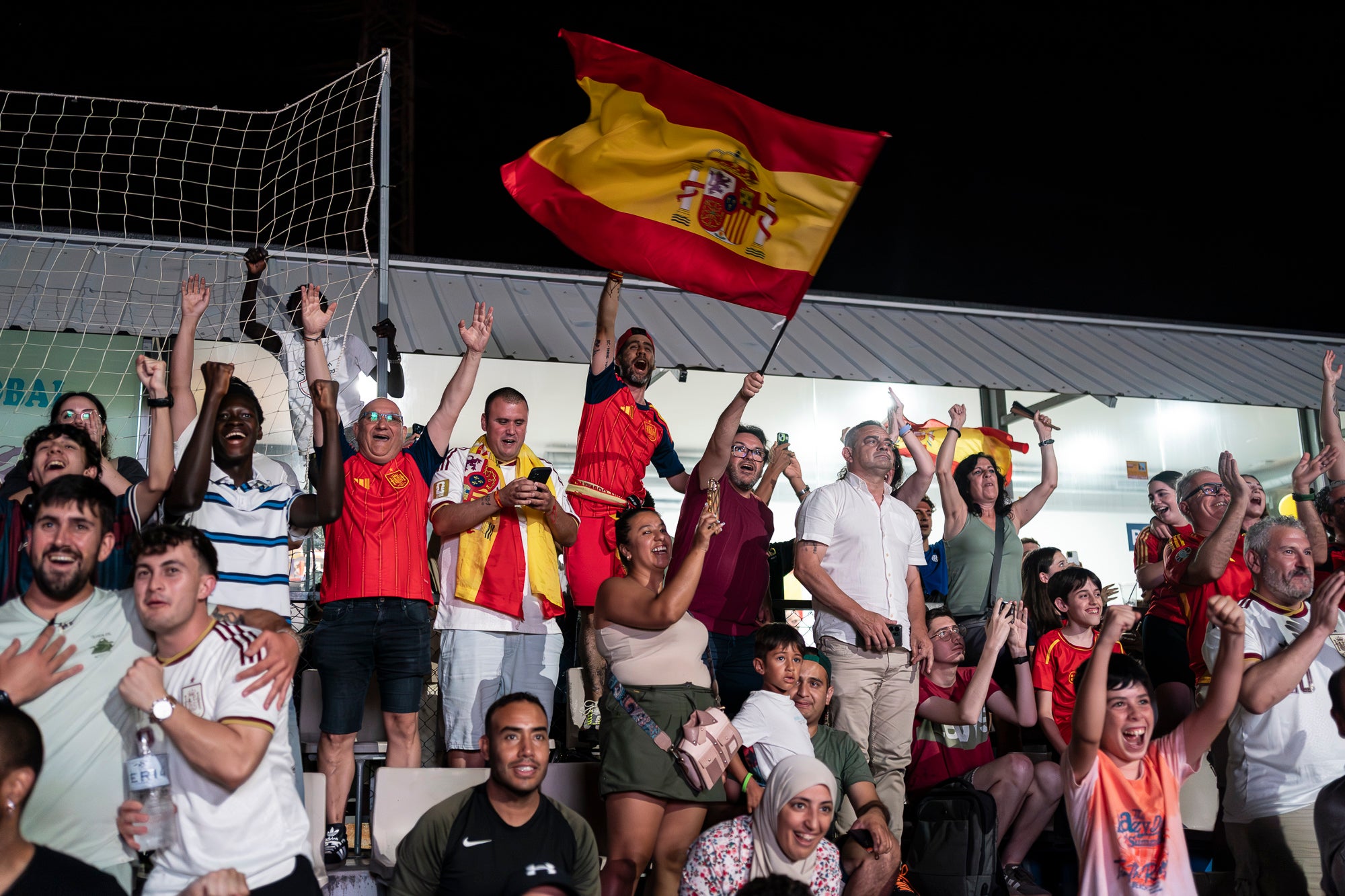 Eufòria al camp municipal de Ca N'Anglada de Terrassa per la victòria de la selecció espanyola. Desenes de persones han seguit aquest divendres a la nit en pantalla gran el partit de quarts de final del Mundial de futbol contra Bèlgica (2 a 1). Dani Olmo ha tornat a ser titular, mentre que Marc Pubill ha seguit el matx des de la banqueta. La Roja ha patit més del que s’esperava. S’ha avançat amb un gol de Fabian Ruiz (30’), però els belgues han empatat al 41. Mikel Merino ha tornat a donar el triomf amb un gol al 88 que ha desfermat l’alegria. 