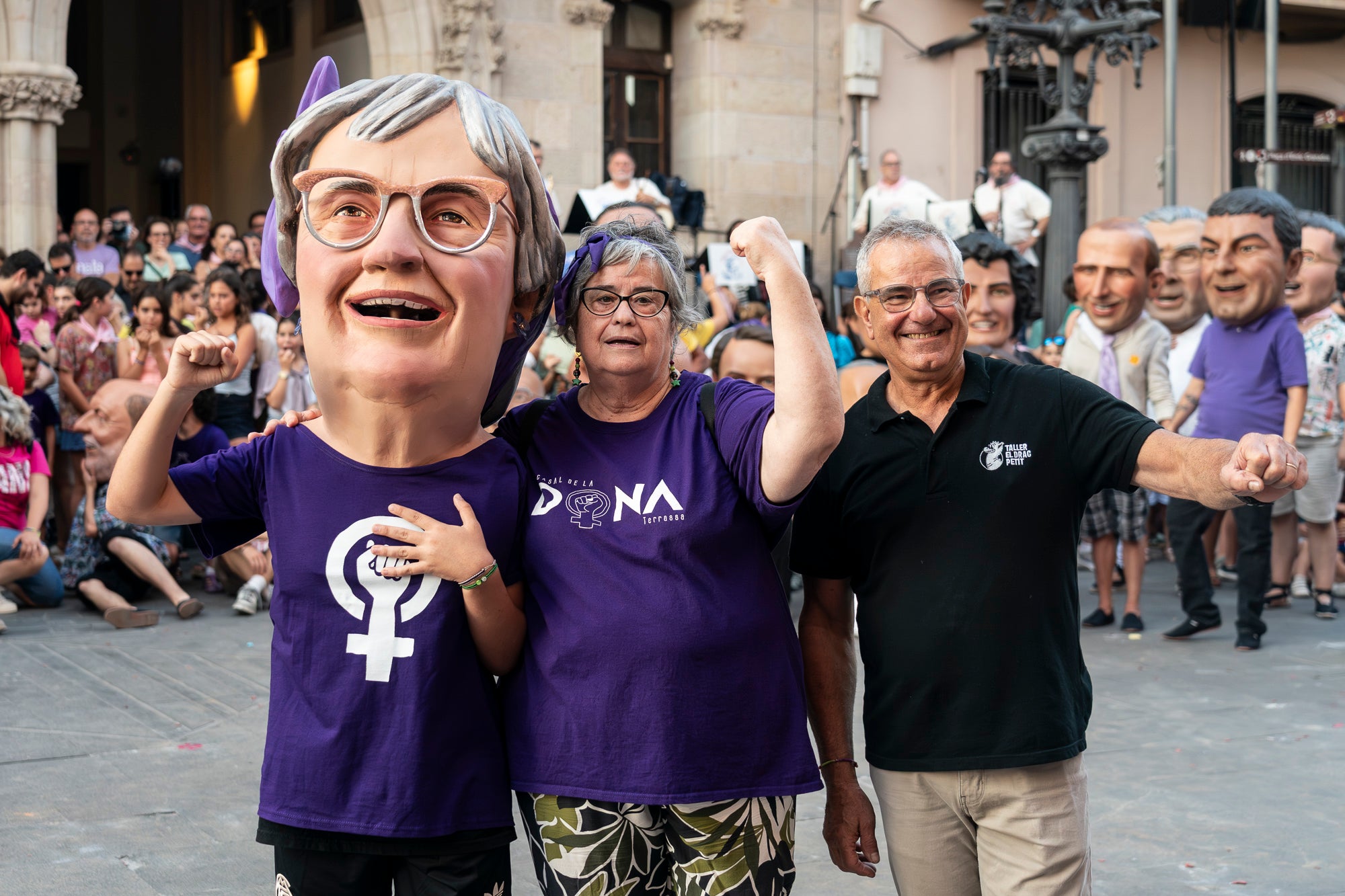 La Festa Major de Terrassa 2026 ja és aquí. Ahir, divendres dia 3 de juliol, a les 20 hores van repicar les campanes de tota la ciutat i va entrar al Raval de Montserrat el Drac de Terrassa, donant el tret de sortida de la Festa Major d'enguany. Tot seguit, es va procedir a la lectura del pregó de Festa Major a càrrec de Montse Alcaraz, presidenta de la Colla del Bitxo del Torrent Mitger. Després de la lectura del pregó, l'alcalde va fer l'obertura oficial de la Festa i algunes de les colles protocol·làries de la ciutat van fer una mostra de danses tradicionals i emblemàtiques. Posteriorment, es va donar a conèixer el Capgròs de l'Any, que enguany ha recaigut en Mercè Gómez, una de les fundadores del Casal de la Dona de Terrassa | Mireia Comas