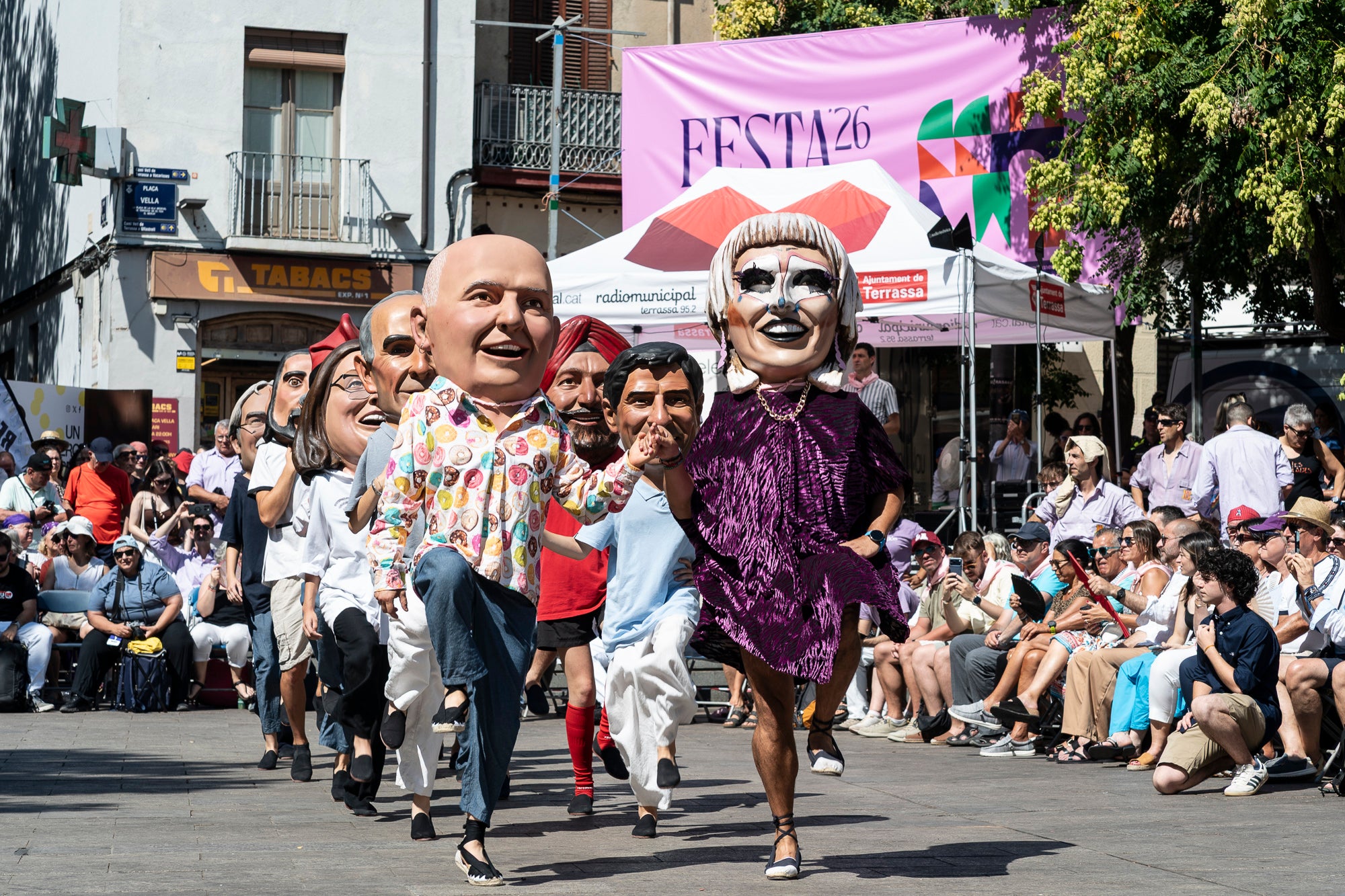 El Ball de Plaça 2026 tenia l'expectativa que ja s'ha fet amb els Protocols de la Festa Major de Terrassa actualitzats i estableix que són els grups de cultura popular els qui decideixen amb quins regidors ballen i amb quins no. El ritual ha començat aquest diumenge al matí partint el seguici de l'Ajuntament per anar cap a la missa de la catedral del Sant Esperit i sortint en acabar de l'ofici per a participar a la plaça Vella dels balls de l'Esbart Egarenc, els Nans amb els seus capgrossos, els Bastoners, el Drac, els Gegants i l'Àliga de Terrassa. Dels 27 regidors presents, tres s'han quedat sense parella però l'acte ha estat més serè que el de l'any passat | Mireia Comas