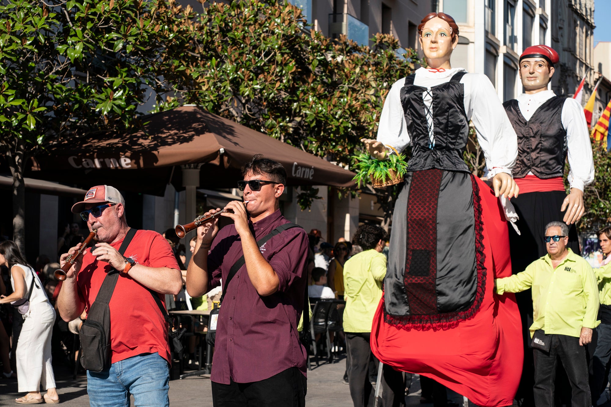 Els carrers de Terrassa han tornat a acollir la Cercavila de Festa Major, la mostra de cultura popular i tradicional catalana de la ciutat. Enguany, l'acte ha comptat amb la presència de totes les colles protocol·làries; el Drac de Terrassa, els Geganters de Terrassa, Nans i Capgrossos de Terrassa, l'Esbart Egarenc, els Bastoners de Terrassa, els Minyons de Terrassa, els Castellers de Terrassa, els Diables de Terrassa i l'Àliga de Terrassa. A més, també actuat les colles sardanistes de la ciutat, les colles geganteres, les colles de diables i les colles d'imatgeria de foc, entre d'altres entitats culturals | Mireia Comas