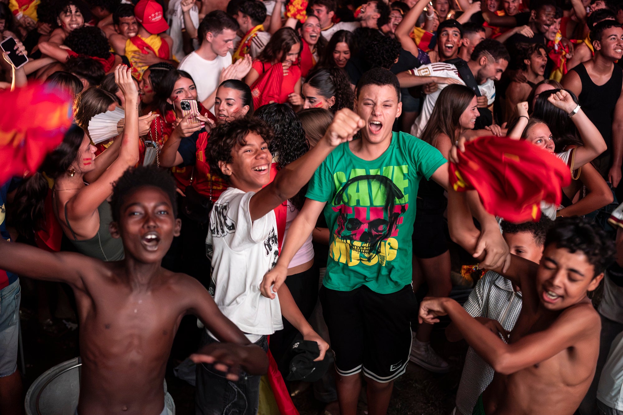 L'Espai Vela del parc de Vallparadís de Terrassa es va omplir aquest diumenge a la nit amb 8.500 aficionats per seguir en pantalla gran i animació des de l'escenari la final del Mundial de futbol a Nova York entre les seleccions d'Espanya i l'Argentina. L'emoció es va mantenir fins a la segona part de la pròrroga quan el jugador del Barça Ferran Torres va marca l'1-0 definitiu, que va donar la corona planetària a un combinat amb els terrassencs Dani Olmo i Marc Pubill. Entre els assistents també hi havia aficionats del conjunt de Messi. A causa de la calor i aquestes emocions, es van haver d'efectuar algunes evacuacions de seguidors | Mireia Comas