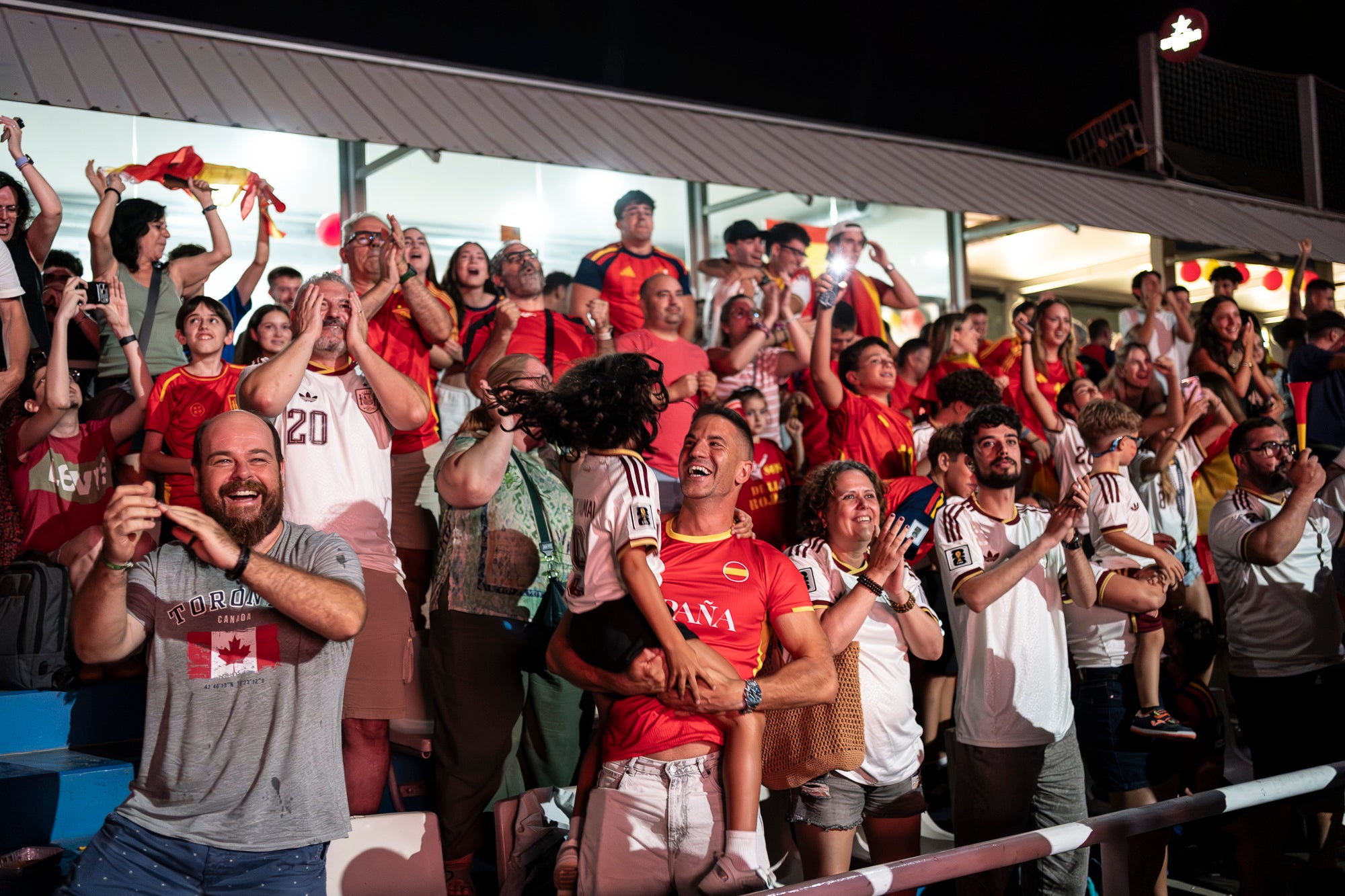 Eufòria al camp municipal de Ca N'Anglada de Terrassa per la victòria de la selecció espanyola. Desenes de persones han seguit aquest divendres a la nit en pantalla gran el partit de quarts de final del Mundial de futbol contra Bèlgica (2 a 1). Dani Olmo ha tornat a ser titular, mentre que Marc Pubill ha seguit el matx des de la banqueta. La Roja ha patit més del que s’esperava. S’ha avançat amb un gol de Fabian Ruiz (30’), però els belgues han empatat al 41. Mikel Merino ha tornat a donar el triomf amb un gol al 88 que ha desfermat l’alegria. 