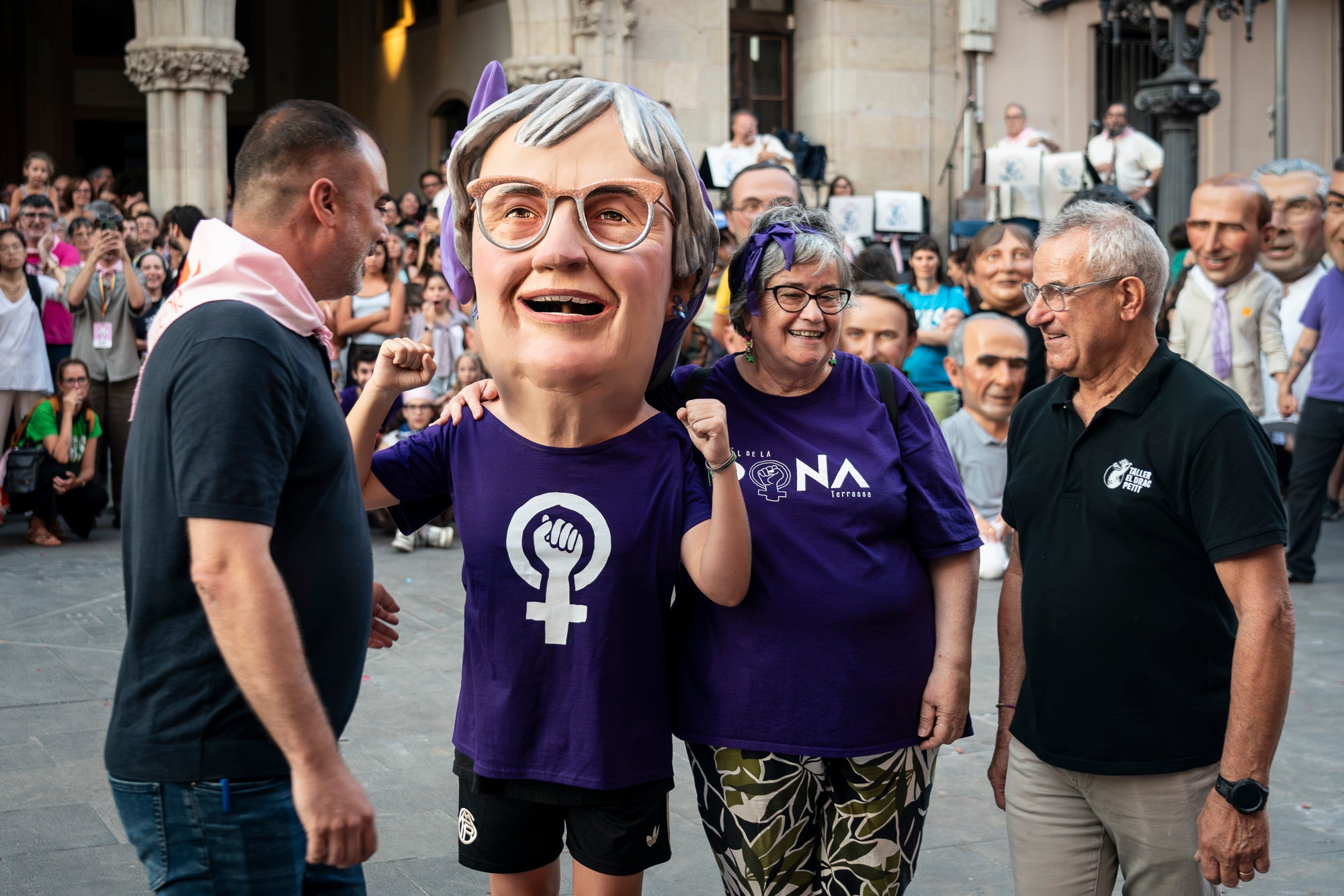 La Festa Major de Terrassa 2026 ja és aquí. Ahir, divendres dia 3 de juliol, a les 20 hores van repicar les campanes de tota la ciutat i va entrar al Raval de Montserrat el Drac de Terrassa, donant el tret de sortida de la Festa Major d'enguany. Tot seguit, es va procedir a la lectura del pregó de Festa Major a càrrec de Montse Alcaraz, presidenta de la Colla del Bitxo del Torrent Mitger. Després de la lectura del pregó, l'alcalde va fer l'obertura oficial de la Festa i algunes de les colles protocol·làries de la ciutat van fer una mostra de danses tradicionals i emblemàtiques. Posteriorment, es va donar a conèixer el Capgròs de l'Any, que enguany ha recaigut en Mercè Gómez, una de les fundadores del Casal de la Dona de Terrassa | Mireia Comas