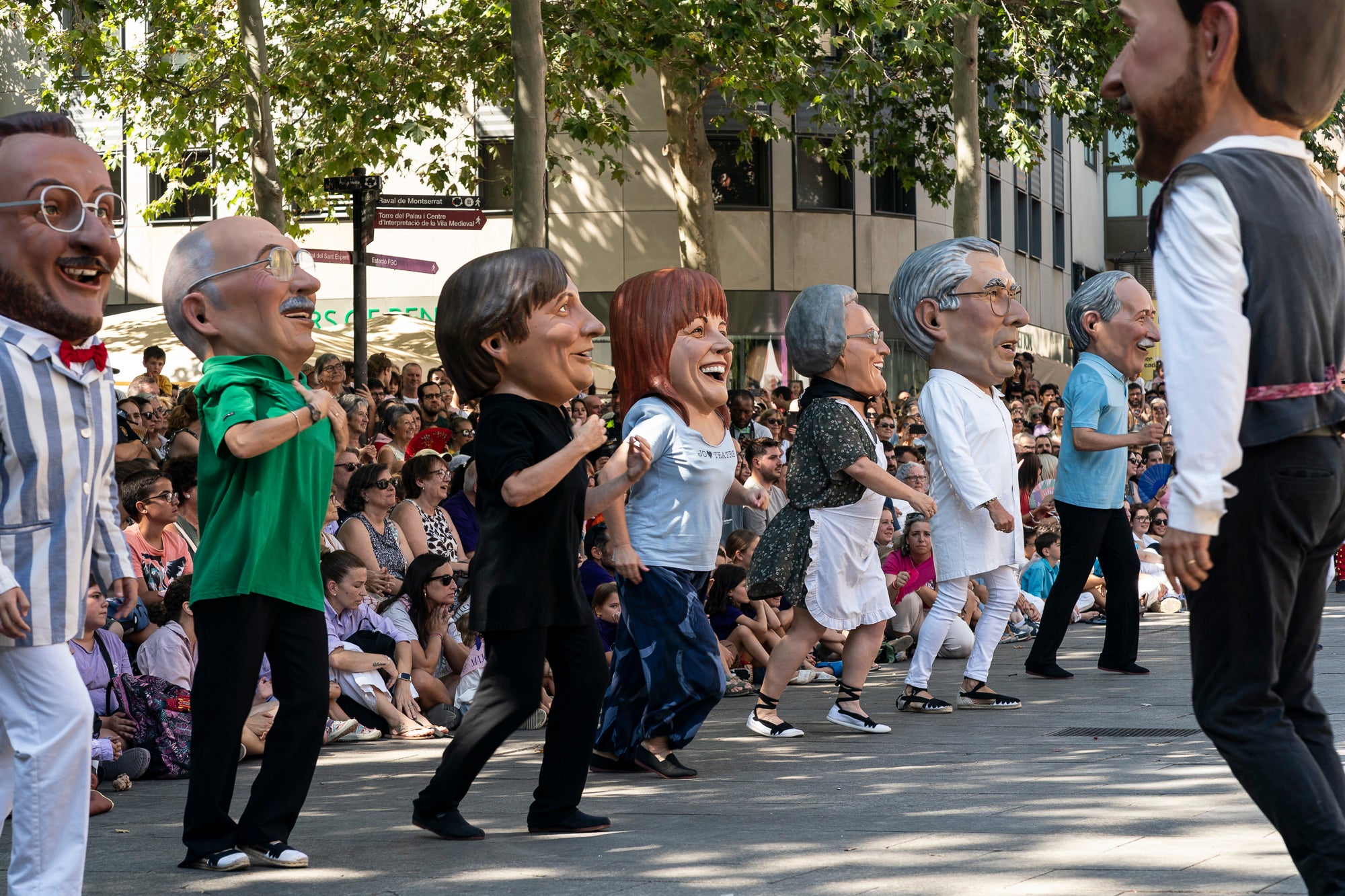 El Ball de Plaça 2026 tenia l'expectativa que ja s'ha fet amb els Protocols de la Festa Major de Terrassa actualitzats i estableix que són els grups de cultura popular els qui decideixen amb quins regidors ballen i amb quins no. El ritual ha començat aquest diumenge al matí partint el seguici de l'Ajuntament per anar cap a la missa de la catedral del Sant Esperit i sortint en acabar de l'ofici per a participar a la plaça Vella dels balls de l'Esbart Egarenc, els Nans amb els seus capgrossos, els Bastoners, el Drac, els Gegants i l'Àliga de Terrassa. Dels 27 regidors presents, tres s'han quedat sense parella però l'acte ha estat més serè que el de l'any passat | Mireia Comas