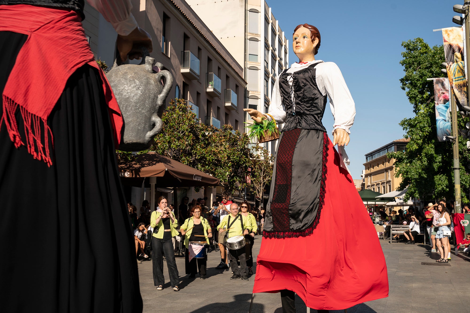 Els carrers de Terrassa han tornat a acollir la Cercavila de Festa Major, la mostra de cultura popular i tradicional catalana de la ciutat. Enguany, l'acte ha comptat amb la presència de totes les colles protocol·làries; el Drac de Terrassa, els Geganters de Terrassa, Nans i Capgrossos de Terrassa, l'Esbart Egarenc, els Bastoners de Terrassa, els Minyons de Terrassa, els Castellers de Terrassa, els Diables de Terrassa i l'Àliga de Terrassa. A més, també actuat les colles sardanistes de la ciutat, les colles geganteres, les colles de diables i les colles d'imatgeria de foc, entre d'altres entitats culturals | Mireia Comas