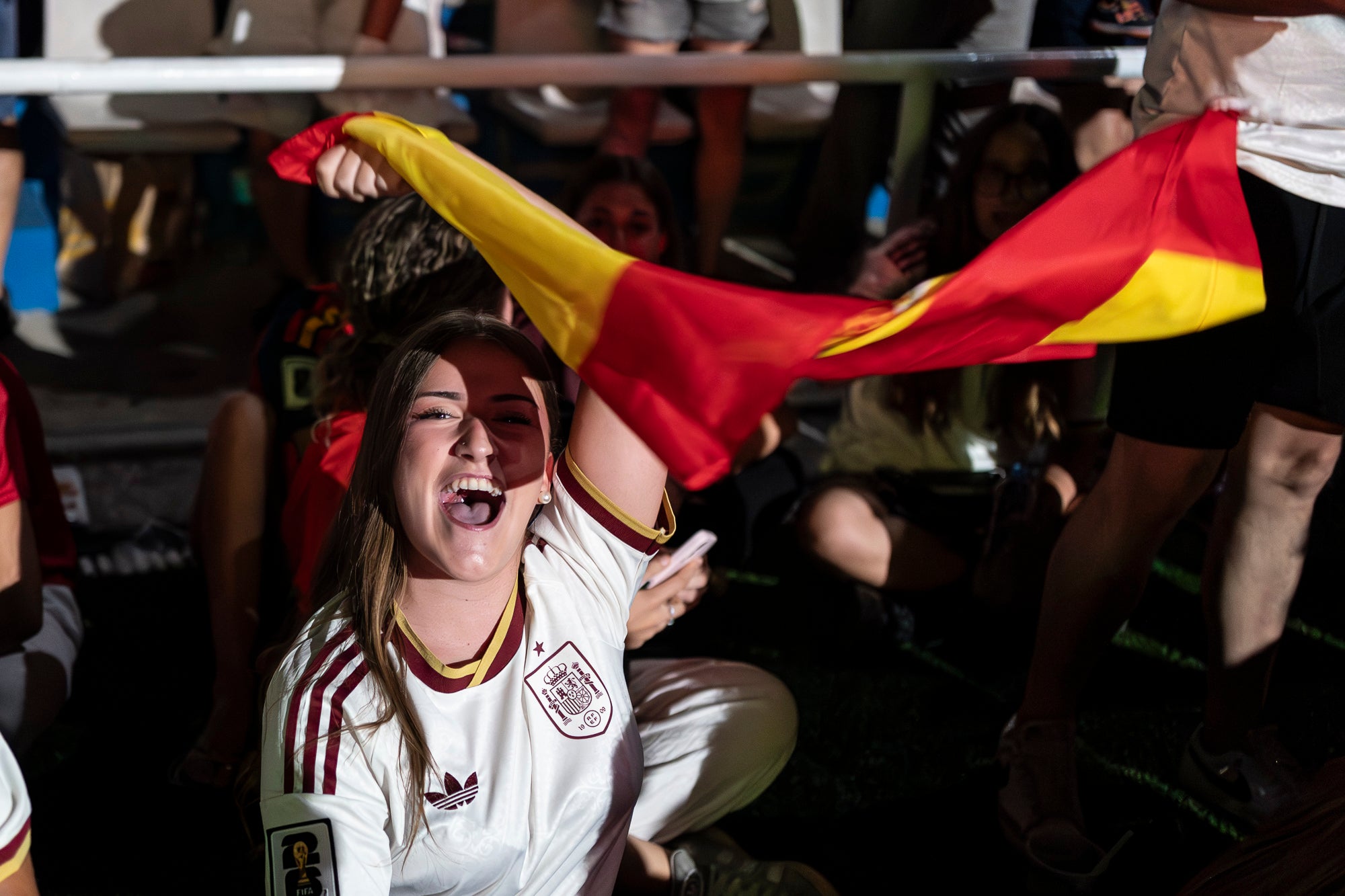 Eufòria al camp municipal de Ca N'Anglada de Terrassa per la victòria de la selecció espanyola. Desenes de persones han seguit aquest divendres a la nit en pantalla gran el partit de quarts de final del Mundial de futbol contra Bèlgica (2 a 1). Dani Olmo ha tornat a ser titular, mentre que Marc Pubill ha seguit el matx des de la banqueta. La Roja ha patit més del que s’esperava. S’ha avançat amb un gol de Fabian Ruiz (30’), però els belgues han empatat al 41. Mikel Merino ha tornat a donar el triomf amb un gol al 88 que ha desfermat l’alegria. 