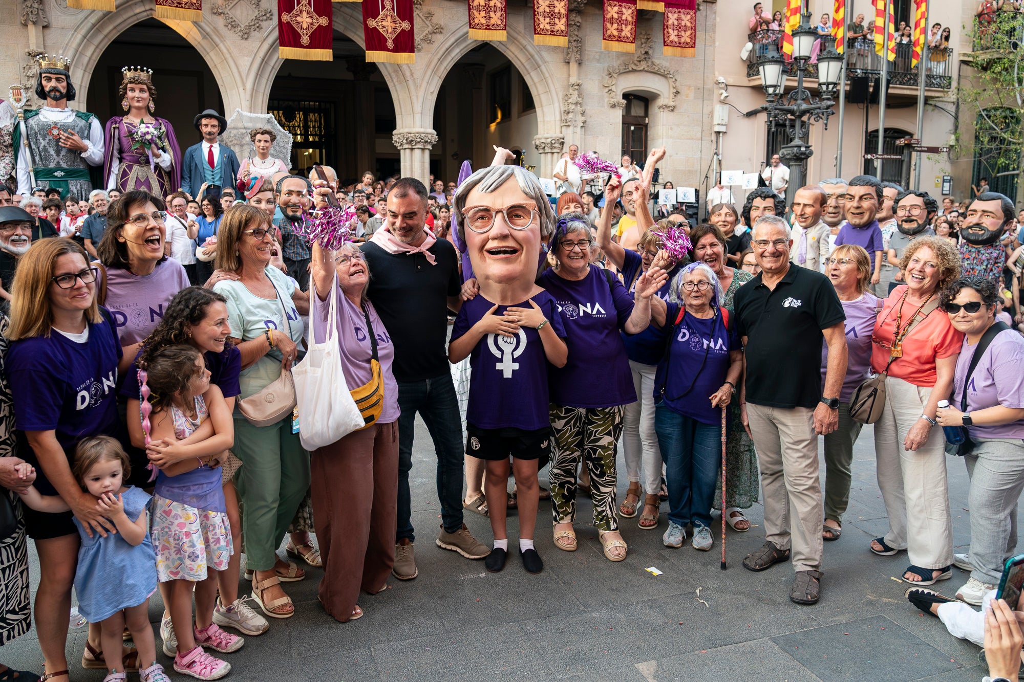 La Festa Major de Terrassa 2026 ja és aquí. Ahir, divendres dia 3 de juliol, a les 20 hores van repicar les campanes de tota la ciutat i va entrar al Raval de Montserrat el Drac de Terrassa, donant el tret de sortida de la Festa Major d'enguany. Tot seguit, es va procedir a la lectura del pregó de Festa Major a càrrec de Montse Alcaraz, presidenta de la Colla del Bitxo del Torrent Mitger. Després de la lectura del pregó, l'alcalde va fer l'obertura oficial de la Festa i algunes de les colles protocol·làries de la ciutat van fer una mostra de danses tradicionals i emblemàtiques. Posteriorment, es va donar a conèixer el Capgròs de l'Any, que enguany ha recaigut en Mercè Gómez, una de les fundadores del Casal de la Dona de Terrassa | Mireia Comas