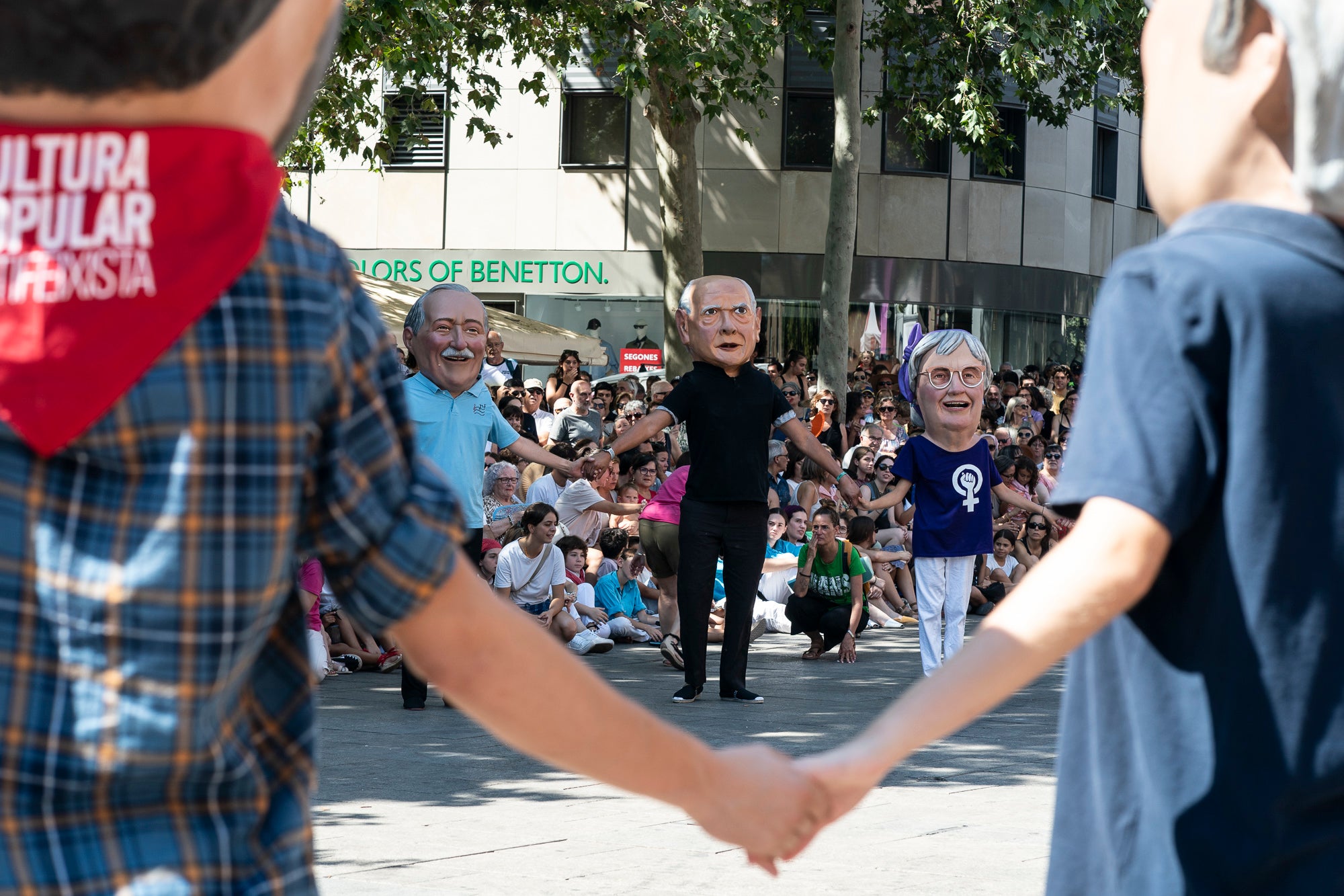 El Ball de Plaça 2026 tenia l'expectativa que ja s'ha fet amb els Protocols de la Festa Major de Terrassa actualitzats i estableix que són els grups de cultura popular els qui decideixen amb quins regidors ballen i amb quins no. El ritual ha començat aquest diumenge al matí partint el seguici de l'Ajuntament per anar cap a la missa de la catedral del Sant Esperit i sortint en acabar de l'ofici per a participar a la plaça Vella dels balls de l'Esbart Egarenc, els Nans amb els seus capgrossos, els Bastoners, el Drac, els Gegants i l'Àliga de Terrassa. Dels 27 regidors presents, tres s'han quedat sense parella però l'acte ha estat més serè que el de l'any passat | Mireia Comas