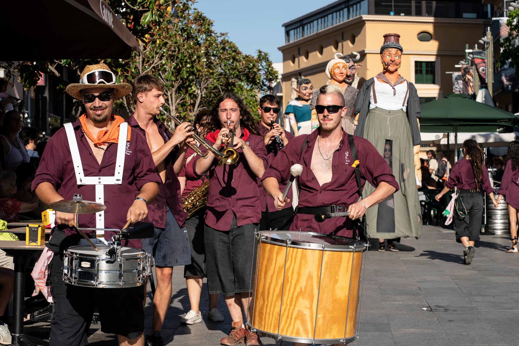 Els carrers de Terrassa han tornat a acollir la Cercavila de Festa Major, la mostra de cultura popular i tradicional catalana de la ciutat. Enguany, l'acte ha comptat amb la presència de totes les colles protocol·làries; el Drac de Terrassa, els Geganters de Terrassa, Nans i Capgrossos de Terrassa, l'Esbart Egarenc, els Bastoners de Terrassa, els Minyons de Terrassa, els Castellers de Terrassa, els Diables de Terrassa i l'Àliga de Terrassa. A més, també actuat les colles sardanistes de la ciutat, les colles geganteres, les colles de diables i les colles d'imatgeria de foc, entre d'altres entitats culturals | Mireia Comas