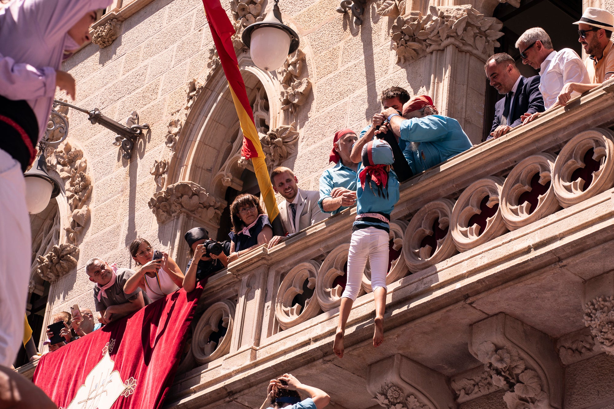 El Raval de Terrassa va acollir aquest diumenge, dia 5 de juliol, la gran actuació castellera de la Festa Major de Terrassa. Eufòria per als Minyons de Terrassa que van fer la seva millor actuació de la temporada i van estrenar fins a tres castells a plaça: el 4 de 9 amb folre, el 2 de 9 amb folre i manilles i el pilar de 7 amb folre. A més de tancar la tripleta de castells de 9 amb el 3 de 9 amb folre. Van patir més els Castellers de Terrassa que van començar molt bé amb la Torre de 7, però van patir dos intents del 4d8. Per culpa d’això, van anar sobre segur i van optar pel 7d7 i el 3d7 aixecat per sota que els van sortir rodons. Per acabar, la colla vella dels Xiquets de Valls van portar el 3d9, el 4d9f, el 4d8p i el p7f.
