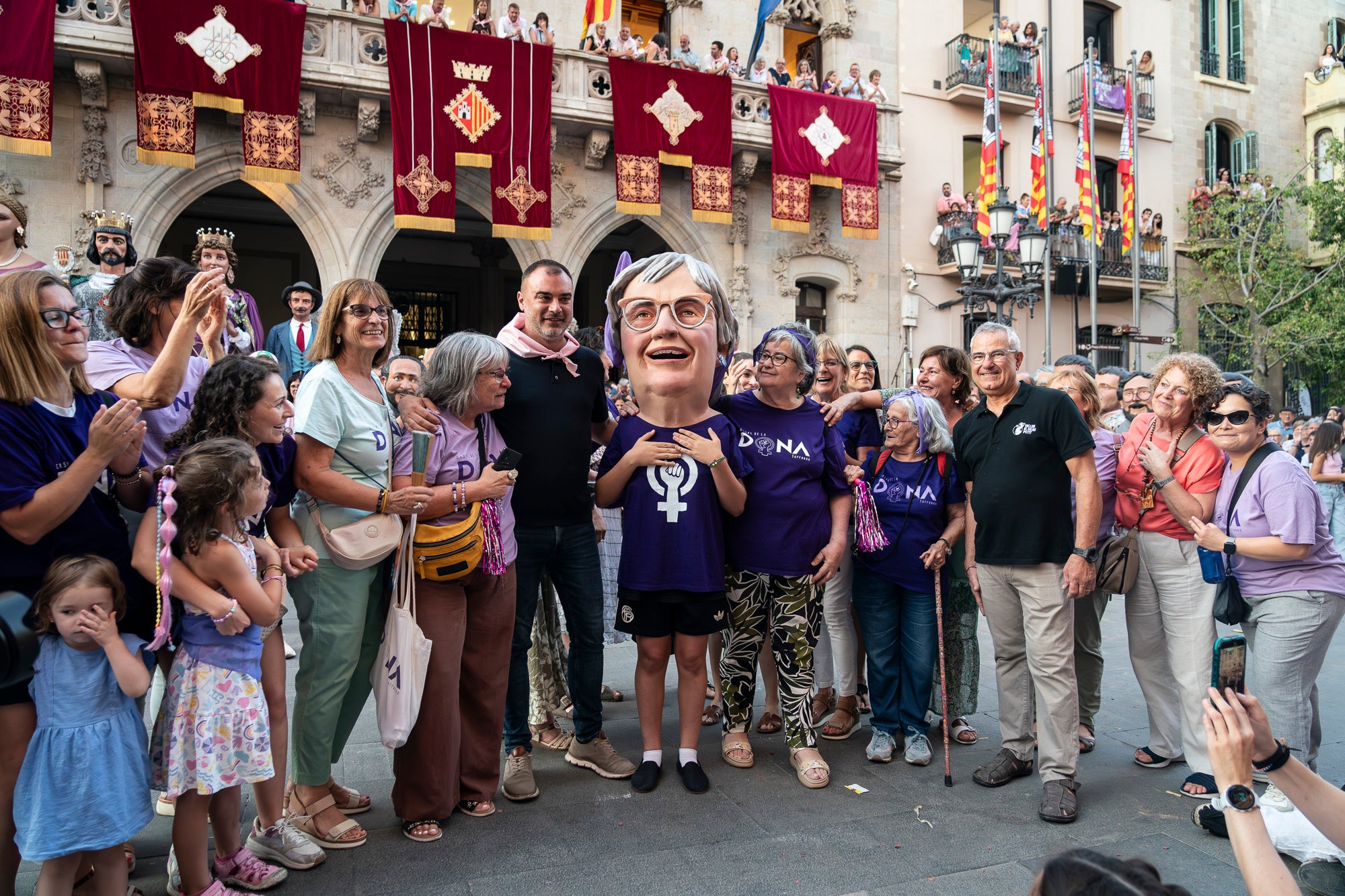 La Festa Major de Terrassa 2026 ja és aquí. Ahir, divendres dia 3 de juliol, a les 20 hores van repicar les campanes de tota la ciutat i va entrar al Raval de Montserrat el Drac de Terrassa, donant el tret de sortida de la Festa Major d'enguany. Tot seguit, es va procedir a la lectura del pregó de Festa Major a càrrec de Montse Alcaraz, presidenta de la Colla del Bitxo del Torrent Mitger. Després de la lectura del pregó, l'alcalde va fer l'obertura oficial de la Festa i algunes de les colles protocol·làries de la ciutat van fer una mostra de danses tradicionals i emblemàtiques. Posteriorment, es va donar a conèixer el Capgròs de l'Any, que enguany ha recaigut en Mercè Gómez, una de les fundadores del Casal de la Dona de Terrassa | Mireia Comas