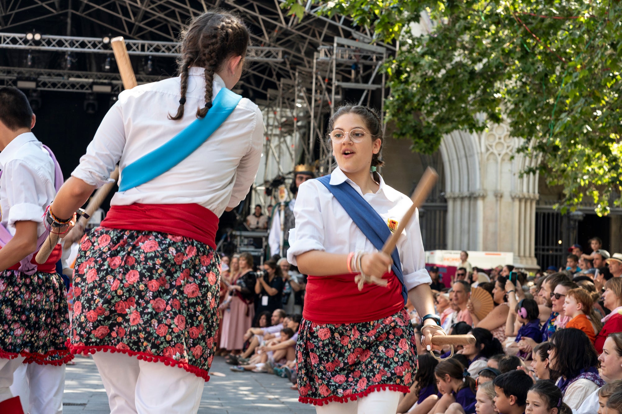 El Ball de Plaça 2026 tenia l'expectativa que ja s'ha fet amb els Protocols de la Festa Major de Terrassa actualitzats i estableix que són els grups de cultura popular els qui decideixen amb quins regidors ballen i amb quins no. El ritual ha començat aquest diumenge al matí partint el seguici de l'Ajuntament per anar cap a la missa de la catedral del Sant Esperit i sortint en acabar de l'ofici per a participar a la plaça Vella dels balls de l'Esbart Egarenc, els Nans amb els seus capgrossos, els Bastoners, el Drac, els Gegants i l'Àliga de Terrassa. Dels 27 regidors presents, tres s'han quedat sense parella però l'acte ha estat més serè que el de l'any passat | Mireia Comas
