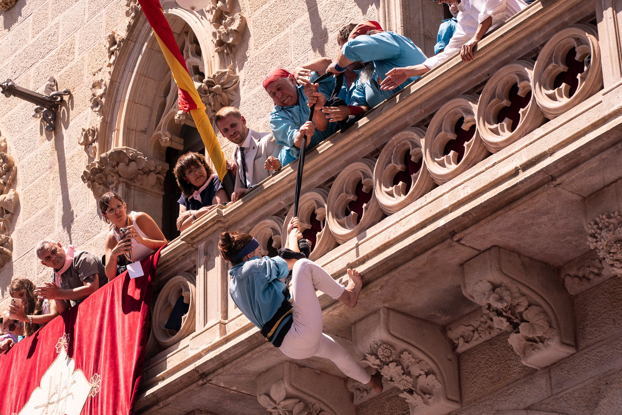 El Raval de Terrassa va acollir aquest diumenge, dia 5 de juliol, la gran actuació castellera de la Festa Major de Terrassa. Eufòria per als Minyons de Terrassa que van fer la seva millor actuació de la temporada i van estrenar fins a tres castells a plaça: el 4 de 9 amb folre, el 2 de 9 amb folre i manilles i el pilar de 7 amb folre. A més de tancar la tripleta de castells de 9 amb el 3 de 9 amb folre. Van patir més els Castellers de Terrassa que van començar molt bé amb la Torre de 7, però van patir dos intents del 4d8. Per culpa d’això, van anar sobre segur i van optar pel 7d7 i el 3d7 aixecat per sota que els van sortir rodons. Per acabar, la colla vella dels Xiquets de Valls van portar el 3d9, el 4d9f, el 4d8p i el p7f.
