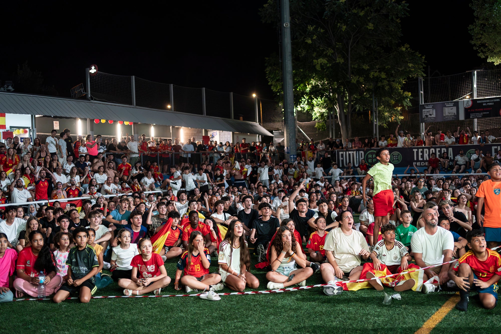Eufòria al camp municipal de Ca N'Anglada de Terrassa per la victòria de la selecció espanyola. Desenes de persones han seguit aquest divendres a la nit en pantalla gran el partit de quarts de final del Mundial de futbol contra Bèlgica (2 a 1). Dani Olmo ha tornat a ser titular, mentre que Marc Pubill ha seguit el matx des de la banqueta. La Roja ha patit més del que s’esperava. S’ha avançat amb un gol de Fabian Ruiz (30’), però els belgues han empatat al 41. Mikel Merino ha tornat a donar el triomf amb un gol al 88 que ha desfermat l’alegria. 
