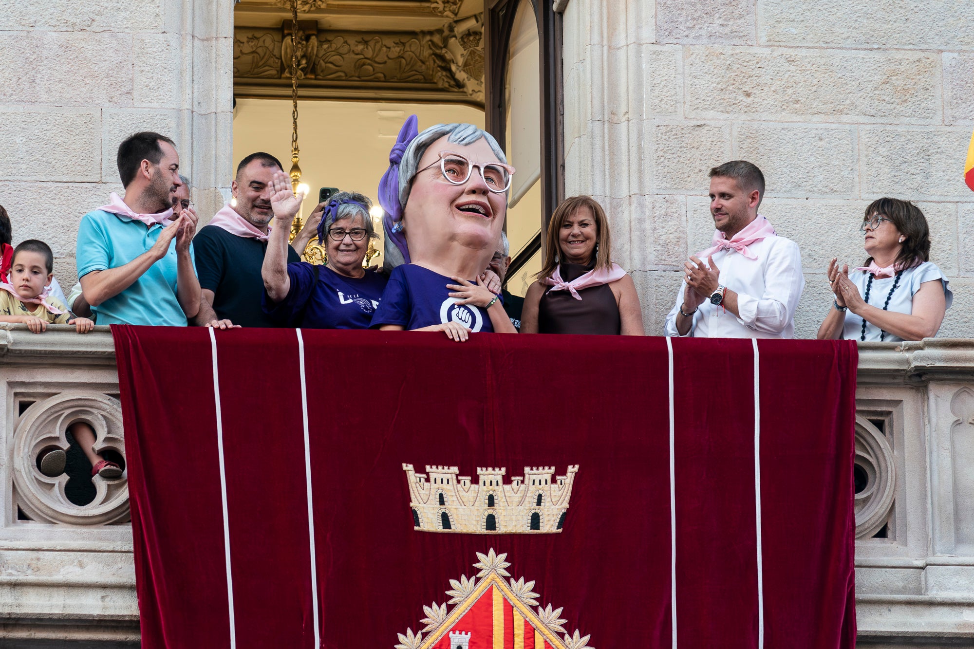 La Festa Major de Terrassa 2026 ja és aquí. Ahir, divendres dia 3 de juliol, a les 20 hores van repicar les campanes de tota la ciutat i va entrar al Raval de Montserrat el Drac de Terrassa, donant el tret de sortida de la Festa Major d'enguany. Tot seguit, es va procedir a la lectura del pregó de Festa Major a càrrec de Montse Alcaraz, presidenta de la Colla del Bitxo del Torrent Mitger. Després de la lectura del pregó, l'alcalde va fer l'obertura oficial de la Festa i algunes de les colles protocol·làries de la ciutat van fer una mostra de danses tradicionals i emblemàtiques. Posteriorment, es va donar a conèixer el Capgròs de l'Any, que enguany ha recaigut en Mercè Gómez, una de les fundadores del Casal de la Dona de Terrassa | Mireia Comas