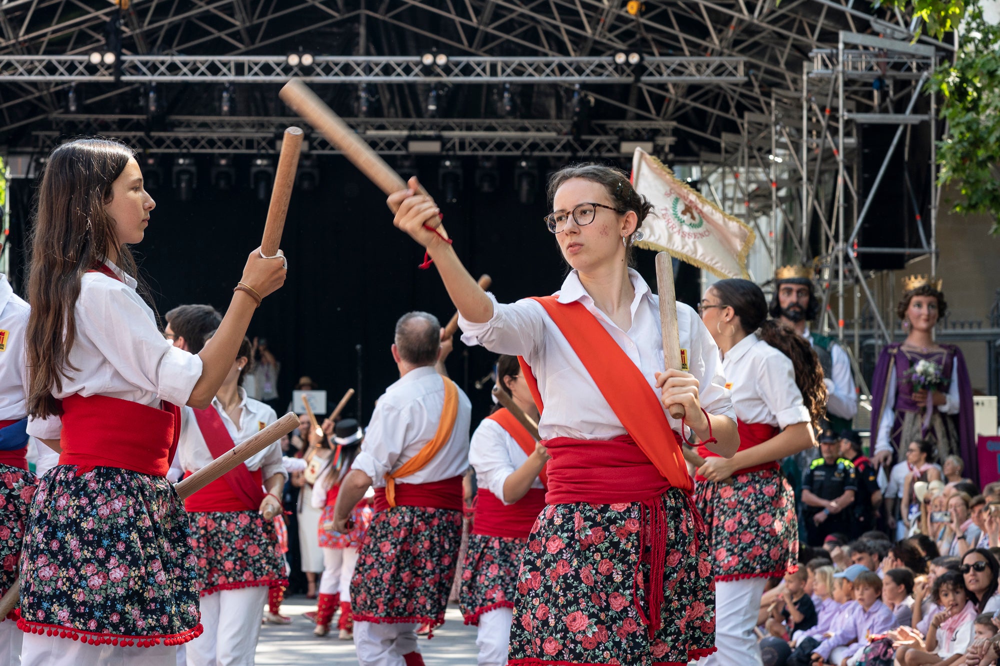 El Ball de Plaça 2026 tenia l'expectativa que ja s'ha fet amb els Protocols de la Festa Major de Terrassa actualitzats i estableix que són els grups de cultura popular els qui decideixen amb quins regidors ballen i amb quins no. El ritual ha començat aquest diumenge al matí partint el seguici de l'Ajuntament per anar cap a la missa de la catedral del Sant Esperit i sortint en acabar de l'ofici per a participar a la plaça Vella dels balls de l'Esbart Egarenc, els Nans amb els seus capgrossos, els Bastoners, el Drac, els Gegants i l'Àliga de Terrassa. Dels 27 regidors presents, tres s'han quedat sense parella però l'acte ha estat més serè que el de l'any passat | Mireia Comas
