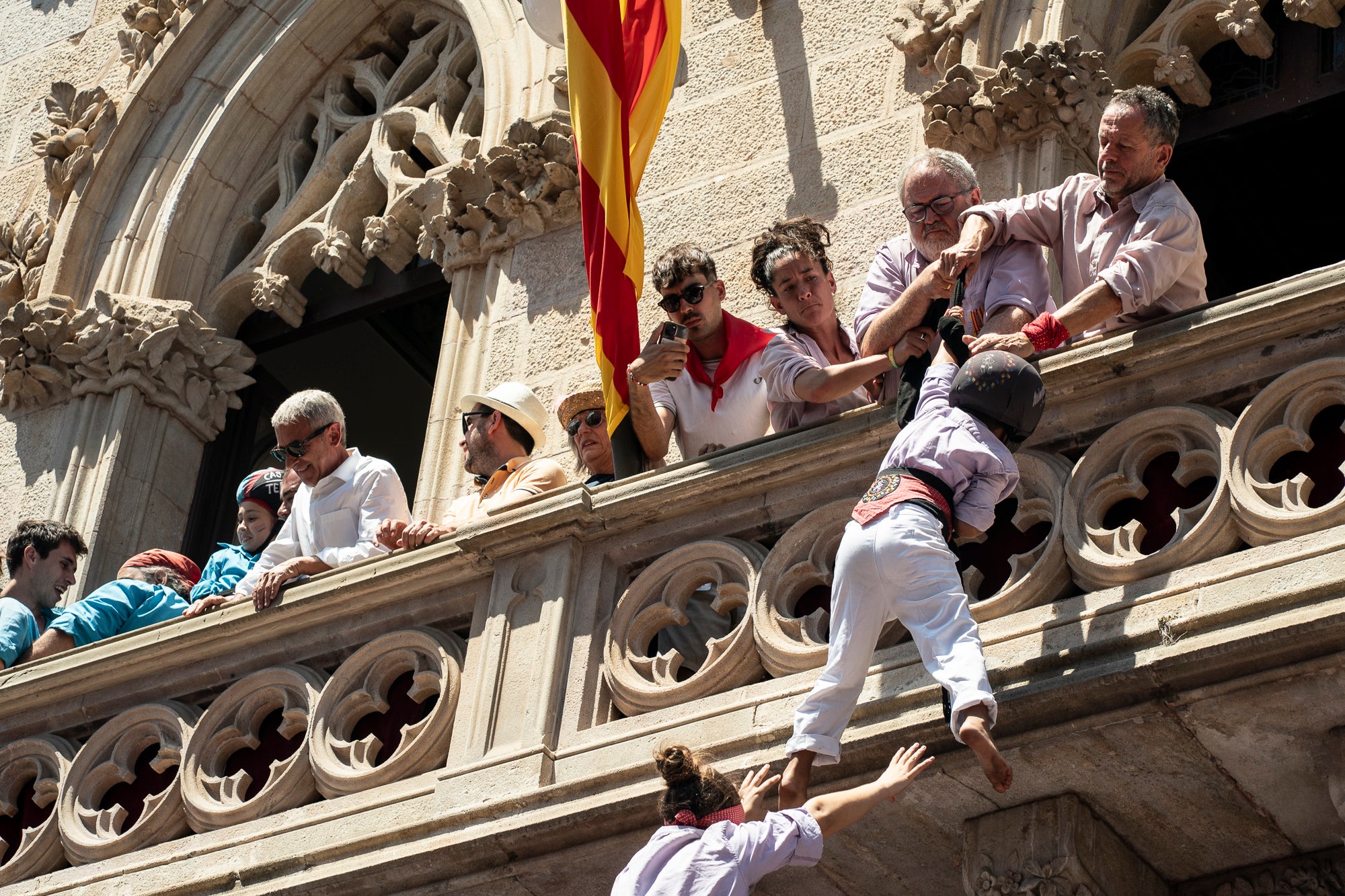 El Raval de Terrassa va acollir aquest diumenge, dia 5 de juliol, la gran actuació castellera de la Festa Major de Terrassa. Eufòria per als Minyons de Terrassa que van fer la seva millor actuació de la temporada i van estrenar fins a tres castells a plaça: el 4 de 9 amb folre, el 2 de 9 amb folre i manilles i el pilar de 7 amb folre. A més de tancar la tripleta de castells de 9 amb el 3 de 9 amb folre. Van patir més els Castellers de Terrassa que van començar molt bé amb la Torre de 7, però van patir dos intents del 4d8. Per culpa d’això, van anar sobre segur i van optar pel 7d7 i el 3d7 aixecat per sota que els van sortir rodons. Per acabar, la colla vella dels Xiquets de Valls van portar el 3d9, el 4d9f, el 4d8p i el p7f.