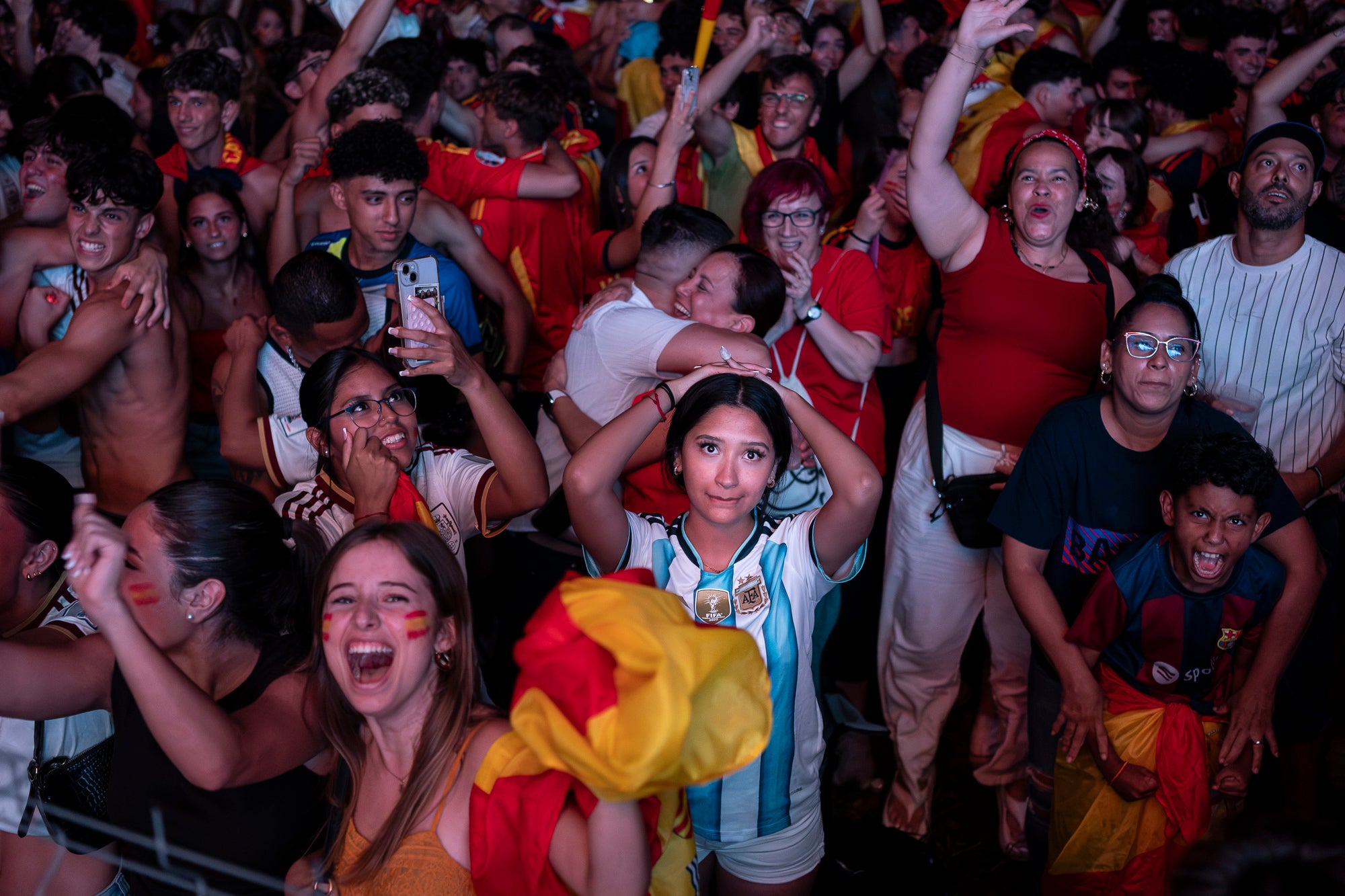 L'Espai Vela del parc de Vallparadís de Terrassa es va omplir aquest diumenge a la nit amb 8.500 aficionats per seguir en pantalla gran i animació des de l'escenari la final del Mundial de futbol a Nova York entre les seleccions d'Espanya i l'Argentina. L'emoció es va mantenir fins a la segona part de la pròrroga quan el jugador del Barça Ferran Torres va marca l'1-0 definitiu, que va donar la corona planetària a un combinat amb els terrassencs Dani Olmo i Marc Pubill. Entre els assistents també hi havia aficionats del conjunt de Messi. A causa de la calor i aquestes emocions, es van haver d'efectuar algunes evacuacions de seguidors | Mireia Comas