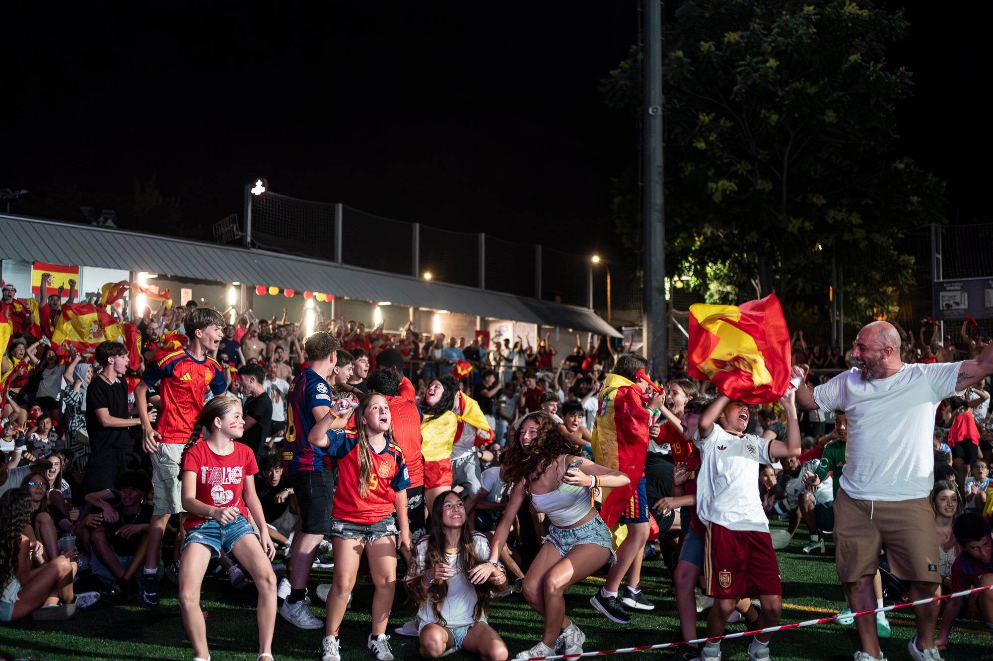 Eufòria al camp municipal de Ca N'Anglada de Terrassa per la victòria de la selecció espanyola. Desenes de persones han seguit aquest divendres a la nit en pantalla gran el partit de quarts de final del Mundial de futbol contra Bèlgica (2 a 1). Dani Olmo ha tornat a ser titular, mentre que Marc Pubill ha seguit el matx des de la banqueta. La Roja ha patit més del que s’esperava. S’ha avançat amb un gol de Fabian Ruiz (30’), però els belgues han empatat al 41. Mikel Merino ha tornat a donar el triomf amb un gol al 88 que ha desfermat l’alegria. 