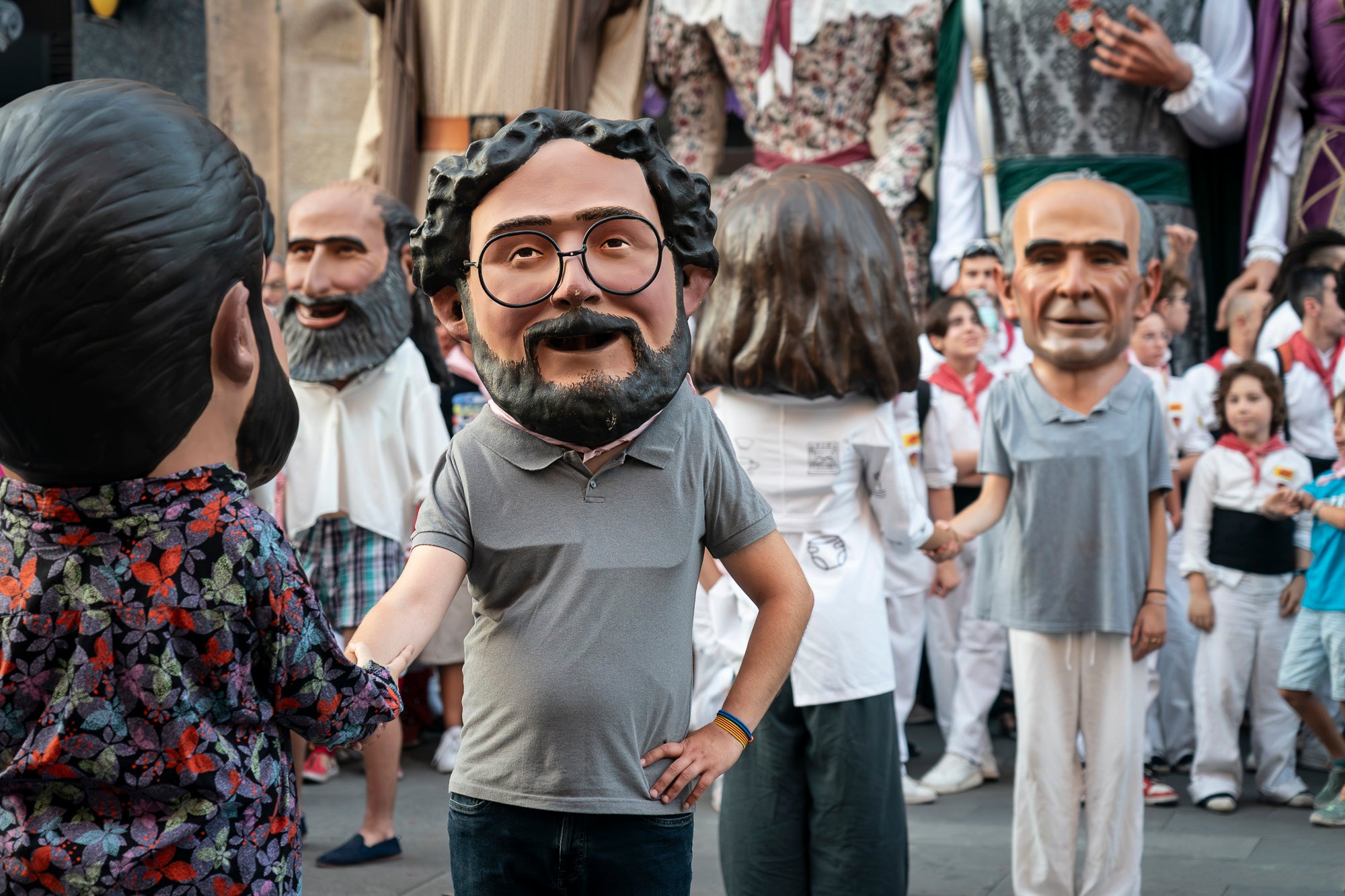 La Festa Major de Terrassa 2026 ja és aquí. Ahir, divendres dia 3 de juliol, a les 20 hores van repicar les campanes de tota la ciutat i va entrar al Raval de Montserrat el Drac de Terrassa, donant el tret de sortida de la Festa Major d'enguany. Tot seguit, es va procedir a la lectura del pregó de Festa Major a càrrec de Montse Alcaraz, presidenta de la Colla del Bitxo del Torrent Mitger. Després de la lectura del pregó, l'alcalde va fer l'obertura oficial de la Festa i algunes de les colles protocol·làries de la ciutat van fer una mostra de danses tradicionals i emblemàtiques. Posteriorment, es va donar a conèixer el Capgròs de l'Any, que enguany ha recaigut en Mercè Gómez, una de les fundadores del Casal de la Dona de Terrassa | Mireia Comas