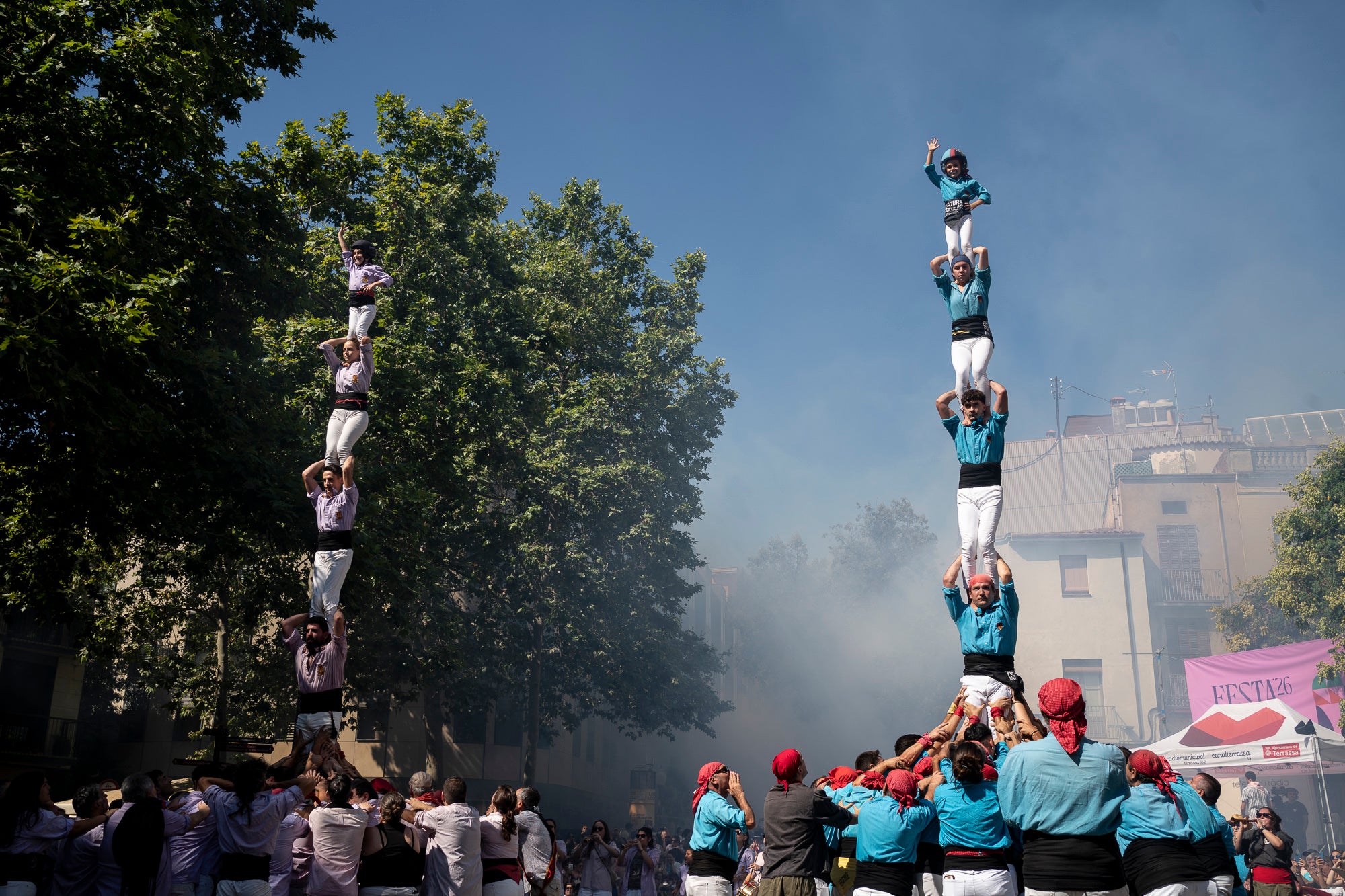El Ball de Plaça 2026 tenia l'expectativa que ja s'ha fet amb els Protocols de la Festa Major de Terrassa actualitzats i estableix que són els grups de cultura popular els qui decideixen amb quins regidors ballen i amb quins no. El ritual ha començat aquest diumenge al matí partint el seguici de l'Ajuntament per anar cap a la missa de la catedral del Sant Esperit i sortint en acabar de l'ofici per a participar a la plaça Vella dels balls de l'Esbart Egarenc, els Nans amb els seus capgrossos, els Bastoners, el Drac, els Gegants i l'Àliga de Terrassa. Dels 27 regidors presents, tres s'han quedat sense parella però l'acte ha estat més serè que el de l'any passat | Mireia Comas