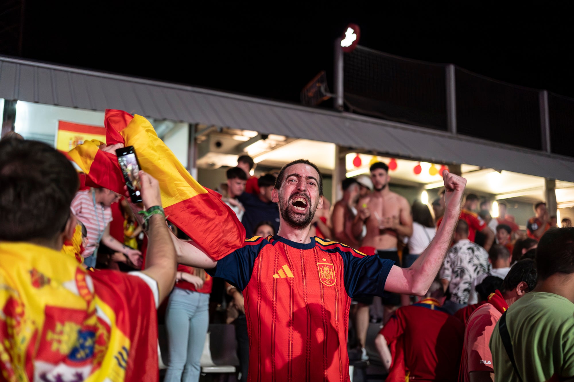 Eufòria al camp municipal de Ca N'Anglada de Terrassa per la victòria de la selecció espanyola. Desenes de persones han seguit aquest divendres a la nit en pantalla gran el partit de quarts de final del Mundial de futbol contra Bèlgica (2 a 1). Dani Olmo ha tornat a ser titular, mentre que Marc Pubill ha seguit el matx des de la banqueta. La Roja ha patit més del que s’esperava. S’ha avançat amb un gol de Fabian Ruiz (30’), però els belgues han empatat al 41. Mikel Merino ha tornat a donar el triomf amb un gol al 88 que ha desfermat l’alegria. 