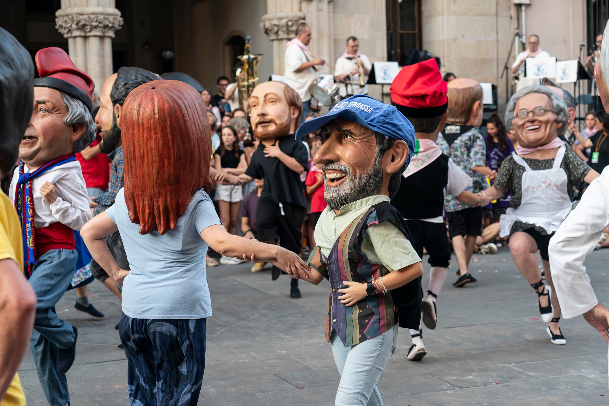 La Festa Major de Terrassa 2026 ja és aquí. Ahir, divendres dia 3 de juliol, a les 20 hores van repicar les campanes de tota la ciutat i va entrar al Raval de Montserrat el Drac de Terrassa, donant el tret de sortida de la Festa Major d'enguany. Tot seguit, es va procedir a la lectura del pregó de Festa Major a càrrec de Montse Alcaraz, presidenta de la Colla del Bitxo del Torrent Mitger. Després de la lectura del pregó, l'alcalde va fer l'obertura oficial de la Festa i algunes de les colles protocol·làries de la ciutat van fer una mostra de danses tradicionals i emblemàtiques. Posteriorment, es va donar a conèixer el Capgròs de l'Any, que enguany ha recaigut en Mercè Gómez, una de les fundadores del Casal de la Dona de Terrassa | Mireia Comas