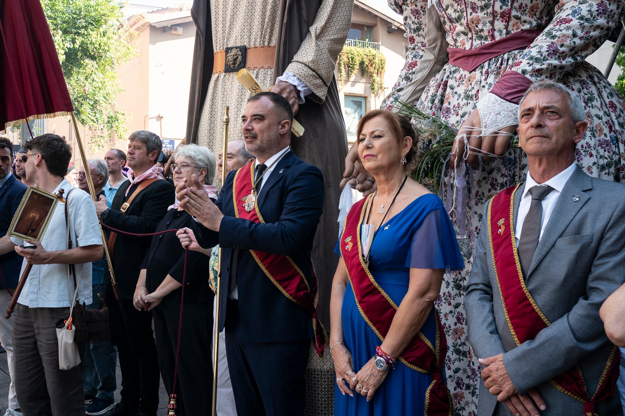 El Ball de Plaça 2026 tenia l'expectativa que ja s'ha fet amb els Protocols de la Festa Major de Terrassa actualitzats i estableix que són els grups de cultura popular els qui decideixen amb quins regidors ballen i amb quins no. El ritual ha començat aquest diumenge al matí partint el seguici de l'Ajuntament per anar cap a la missa de la catedral del Sant Esperit i sortint en acabar de l'ofici per a participar a la plaça Vella dels balls de l'Esbart Egarenc, els Nans amb els seus capgrossos, els Bastoners, el Drac, els Gegants i l'Àliga de Terrassa. Dels 27 regidors presents, tres s'han quedat sense parella però l'acte ha estat més serè que el de l'any passat | Mireia Comas