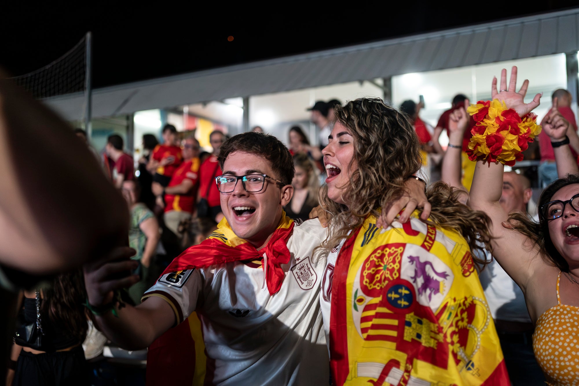 Eufòria al camp municipal de Ca N'Anglada de Terrassa per la victòria de la selecció espanyola. Desenes de persones han seguit aquest divendres a la nit en pantalla gran el partit de quarts de final del Mundial de futbol contra Bèlgica (2 a 1). Dani Olmo ha tornat a ser titular, mentre que Marc Pubill ha seguit el matx des de la banqueta. La Roja ha patit més del que s’esperava. S’ha avançat amb un gol de Fabian Ruiz (30’), però els belgues han empatat al 41. Mikel Merino ha tornat a donar el triomf amb un gol al 88 que ha desfermat l’alegria. 