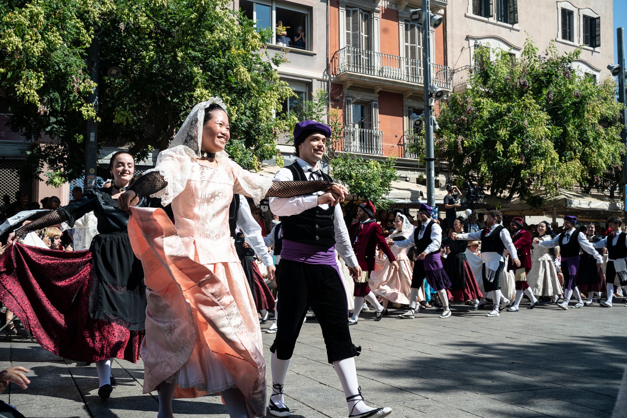El Ball de Plaça 2026 tenia l'expectativa que ja s'ha fet amb els Protocols de la Festa Major de Terrassa actualitzats i estableix que són els grups de cultura popular els qui decideixen amb quins regidors ballen i amb quins no. El ritual ha començat aquest diumenge al matí partint el seguici de l'Ajuntament per anar cap a la missa de la catedral del Sant Esperit i sortint en acabar de l'ofici per a participar a la plaça Vella dels balls de l'Esbart Egarenc, els Nans amb els seus capgrossos, els Bastoners, el Drac, els Gegants i l'Àliga de Terrassa. Dels 27 regidors presents, tres s'han quedat sense parella però l'acte ha estat més serè que el de l'any passat | Mireia Comas
