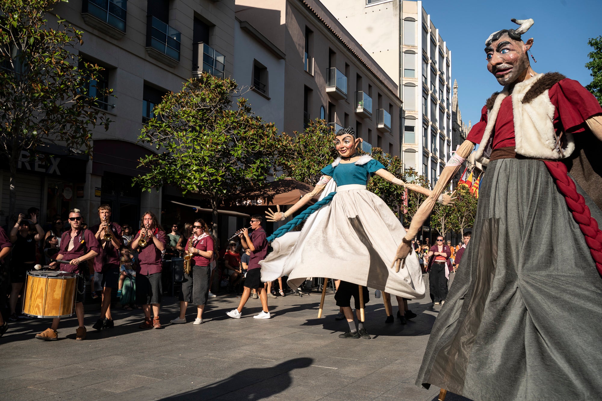 Els carrers de Terrassa han tornat a acollir la Cercavila de Festa Major, la mostra de cultura popular i tradicional catalana de la ciutat. Enguany, l'acte ha comptat amb la presència de totes les colles protocol·làries; el Drac de Terrassa, els Geganters de Terrassa, Nans i Capgrossos de Terrassa, l'Esbart Egarenc, els Bastoners de Terrassa, els Minyons de Terrassa, els Castellers de Terrassa, els Diables de Terrassa i l'Àliga de Terrassa. A més, també actuat les colles sardanistes de la ciutat, les colles geganteres, les colles de diables i les colles d'imatgeria de foc, entre d'altres entitats culturals | Mireia Comas