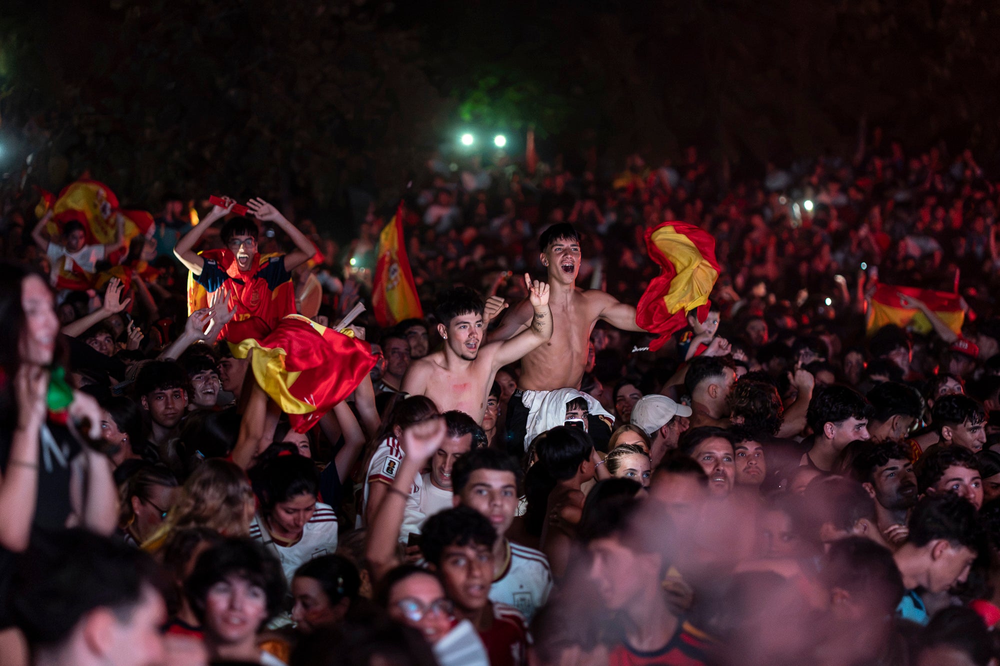 L'Espai Vela del parc de Vallparadís de Terrassa es va omplir aquest diumenge a la nit amb 8.500 aficionats per seguir en pantalla gran i animació des de l'escenari la final del Mundial de futbol a Nova York entre les seleccions d'Espanya i l'Argentina. L'emoció es va mantenir fins a la segona part de la pròrroga quan el jugador del Barça Ferran Torres va marca l'1-0 definitiu, que va donar la corona planetària a un combinat amb els terrassencs Dani Olmo i Marc Pubill. Entre els assistents també hi havia aficionats del conjunt de Messi. A causa de la calor i aquestes emocions, es van haver d'efectuar algunes evacuacions de seguidors | Mireia Comas