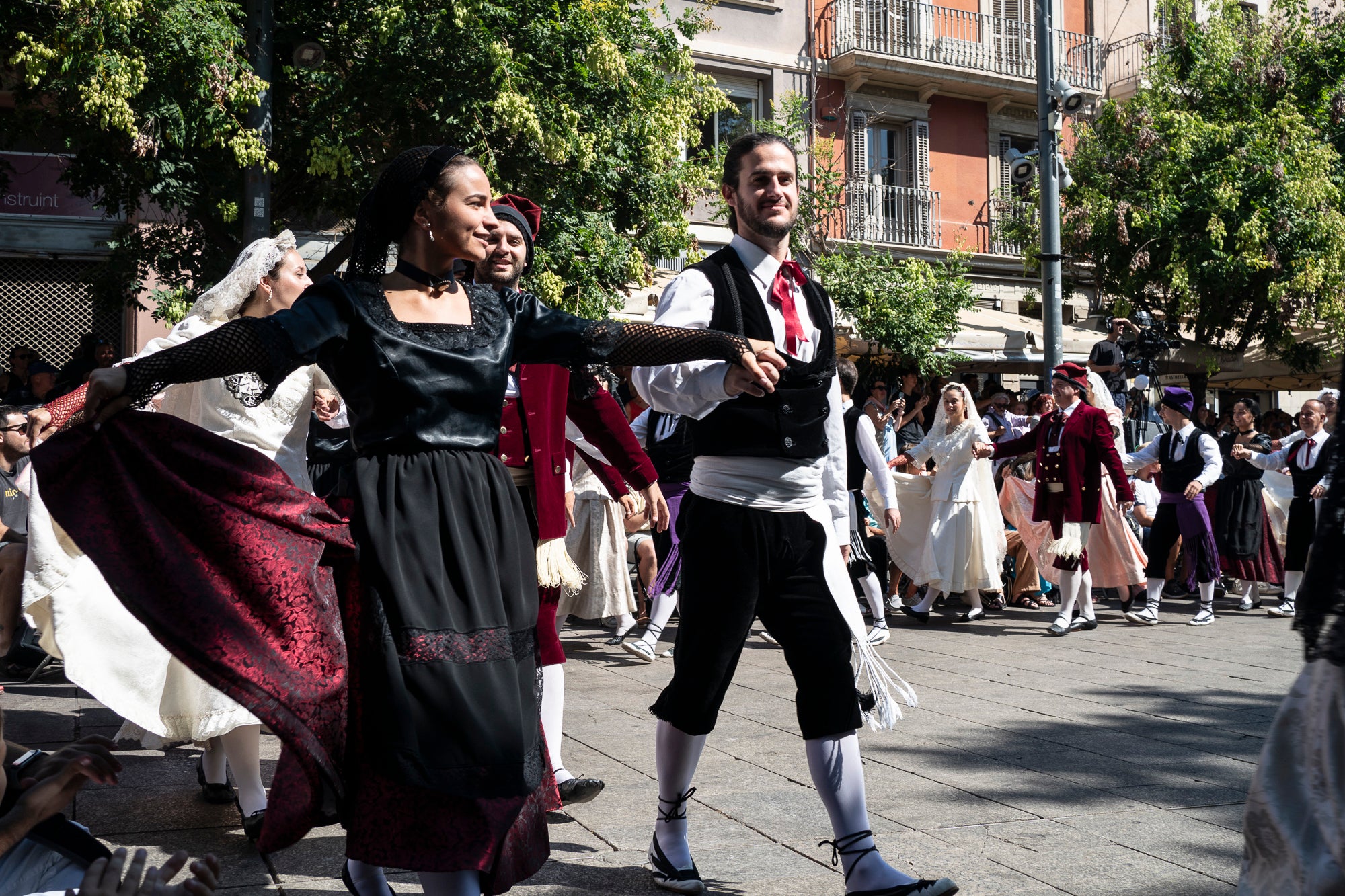 El Ball de Plaça 2026 tenia l'expectativa que ja s'ha fet amb els Protocols de la Festa Major de Terrassa actualitzats i estableix que són els grups de cultura popular els qui decideixen amb quins regidors ballen i amb quins no. El ritual ha començat aquest diumenge al matí partint el seguici de l'Ajuntament per anar cap a la missa de la catedral del Sant Esperit i sortint en acabar de l'ofici per a participar a la plaça Vella dels balls de l'Esbart Egarenc, els Nans amb els seus capgrossos, els Bastoners, el Drac, els Gegants i l'Àliga de Terrassa. Dels 27 regidors presents, tres s'han quedat sense parella però l'acte ha estat més serè que el de l'any passat | Mireia Comas