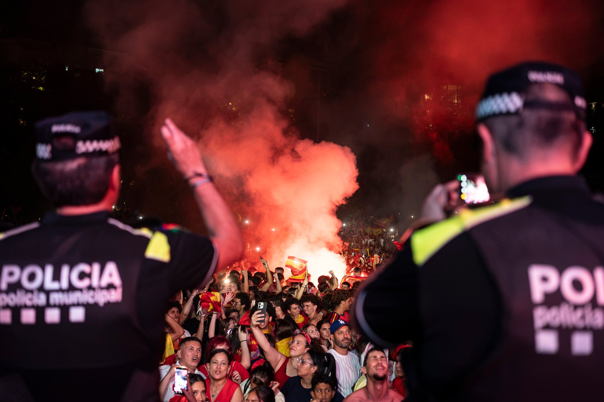 L'Espai Vela del parc de Vallparadís de Terrassa es va omplir aquest diumenge a la nit amb 8.500 aficionats per seguir en pantalla gran i animació des de l'escenari la final del Mundial de futbol a Nova York entre les seleccions d'Espanya i l'Argentina. L'emoció es va mantenir fins a la segona part de la pròrroga quan el jugador del Barça Ferran Torres va marca l'1-0 definitiu, que va donar la corona planetària a un combinat amb els terrassencs Dani Olmo i Marc Pubill. Entre els assistents també hi havia aficionats del conjunt de Messi. A causa de la calor i aquestes emocions, es van haver d'efectuar algunes evacuacions de seguidors | Mireia Comas
