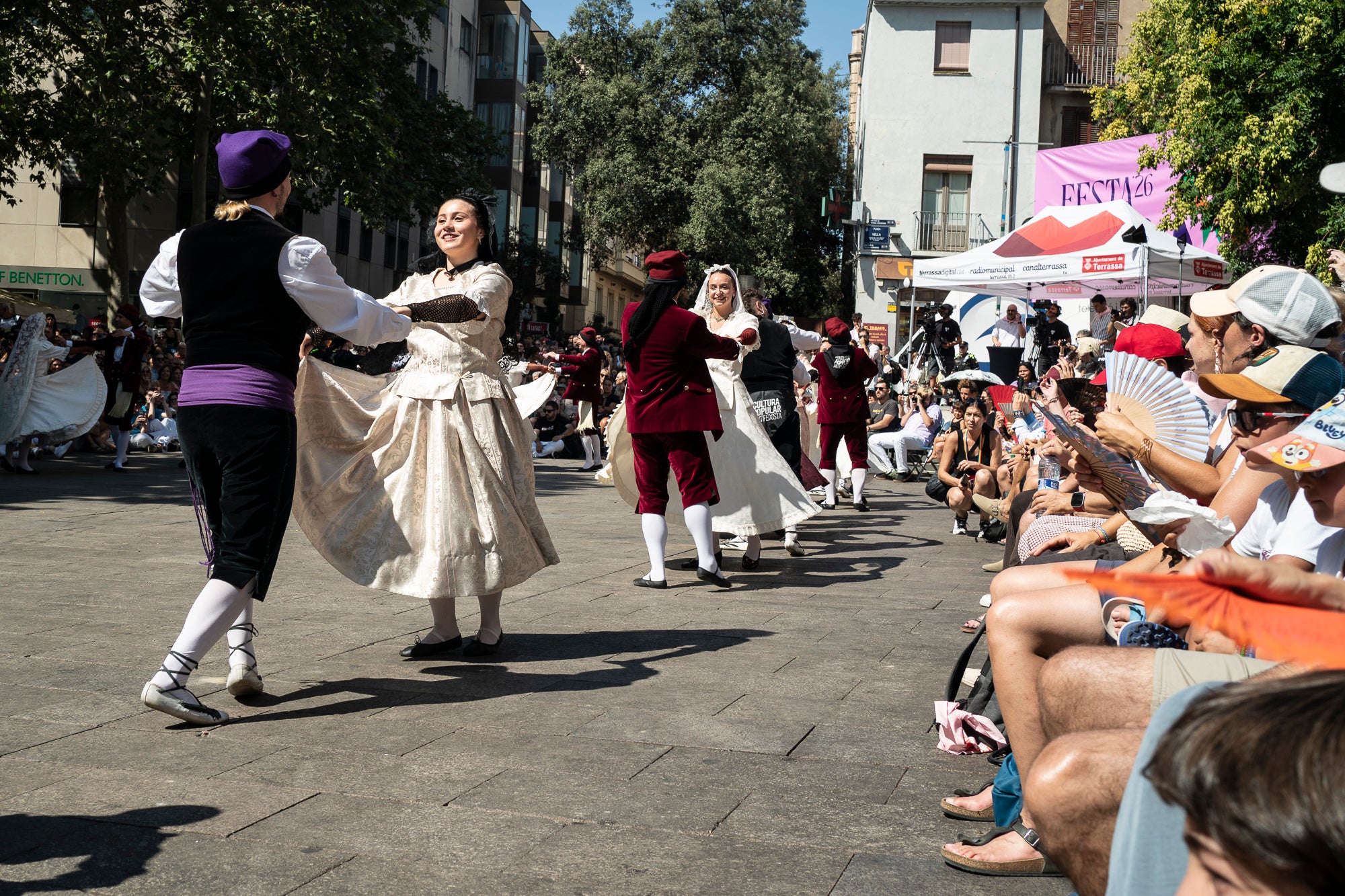 El Ball de Plaça 2026 tenia l'expectativa que ja s'ha fet amb els Protocols de la Festa Major de Terrassa actualitzats i estableix que són els grups de cultura popular els qui decideixen amb quins regidors ballen i amb quins no. El ritual ha començat aquest diumenge al matí partint el seguici de l'Ajuntament per anar cap a la missa de la catedral del Sant Esperit i sortint en acabar de l'ofici per a participar a la plaça Vella dels balls de l'Esbart Egarenc, els Nans amb els seus capgrossos, els Bastoners, el Drac, els Gegants i l'Àliga de Terrassa. Dels 27 regidors presents, tres s'han quedat sense parella però l'acte ha estat més serè que el de l'any passat | Mireia Comas