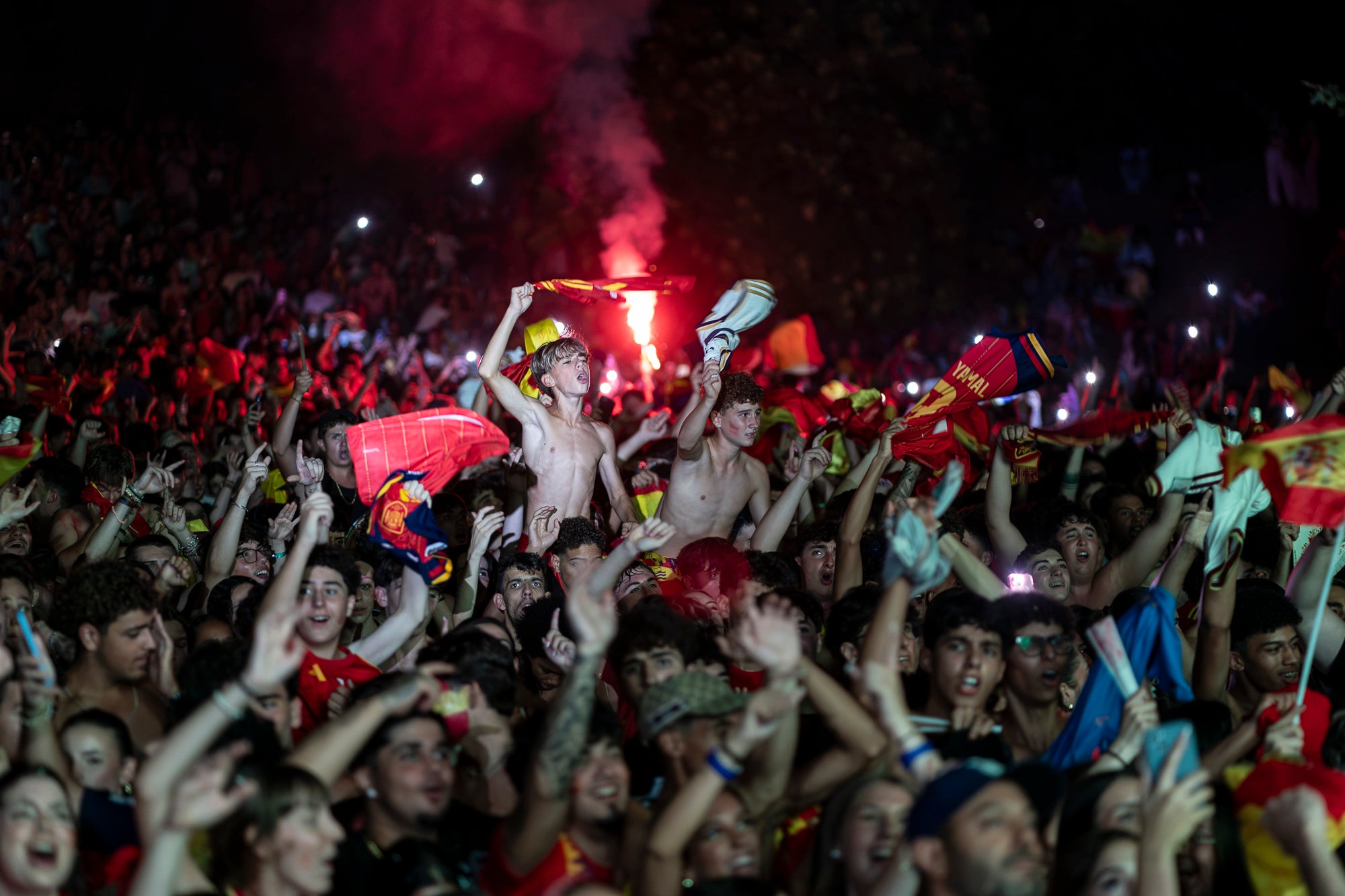L'Espai Vela del parc de Vallparadís de Terrassa es va omplir aquest diumenge a la nit amb 8.500 aficionats per seguir en pantalla gran i animació des de l'escenari la final del Mundial de futbol a Nova York entre les seleccions d'Espanya i l'Argentina. L'emoció es va mantenir fins a la segona part de la pròrroga quan el jugador del Barça Ferran Torres va marca l'1-0 definitiu, que va donar la corona planetària a un combinat amb els terrassencs Dani Olmo i Marc Pubill. Entre els assistents també hi havia aficionats del conjunt de Messi. A causa de la calor i aquestes emocions, es van haver d'efectuar algunes evacuacions de seguidors | Mireia Comas
