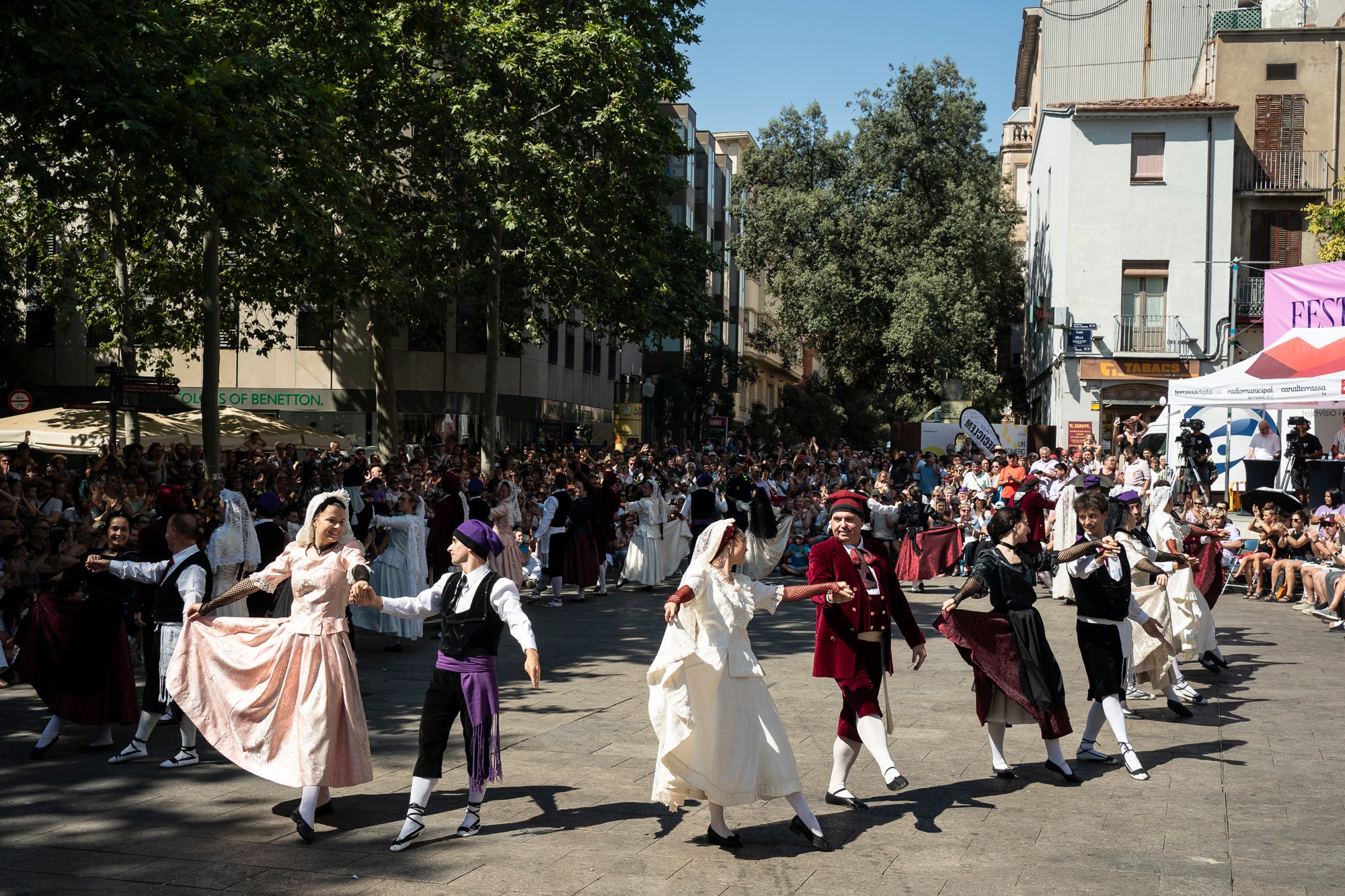 El Ball de Plaça 2026 tenia l'expectativa que ja s'ha fet amb els Protocols de la Festa Major de Terrassa actualitzats i estableix que són els grups de cultura popular els qui decideixen amb quins regidors ballen i amb quins no. El ritual ha començat aquest diumenge al matí partint el seguici de l'Ajuntament per anar cap a la missa de la catedral del Sant Esperit i sortint en acabar de l'ofici per a participar a la plaça Vella dels balls de l'Esbart Egarenc, els Nans amb els seus capgrossos, els Bastoners, el Drac, els Gegants i l'Àliga de Terrassa. Dels 27 regidors presents, tres s'han quedat sense parella però l'acte ha estat més serè que el de l'any passat | Mireia Comas
