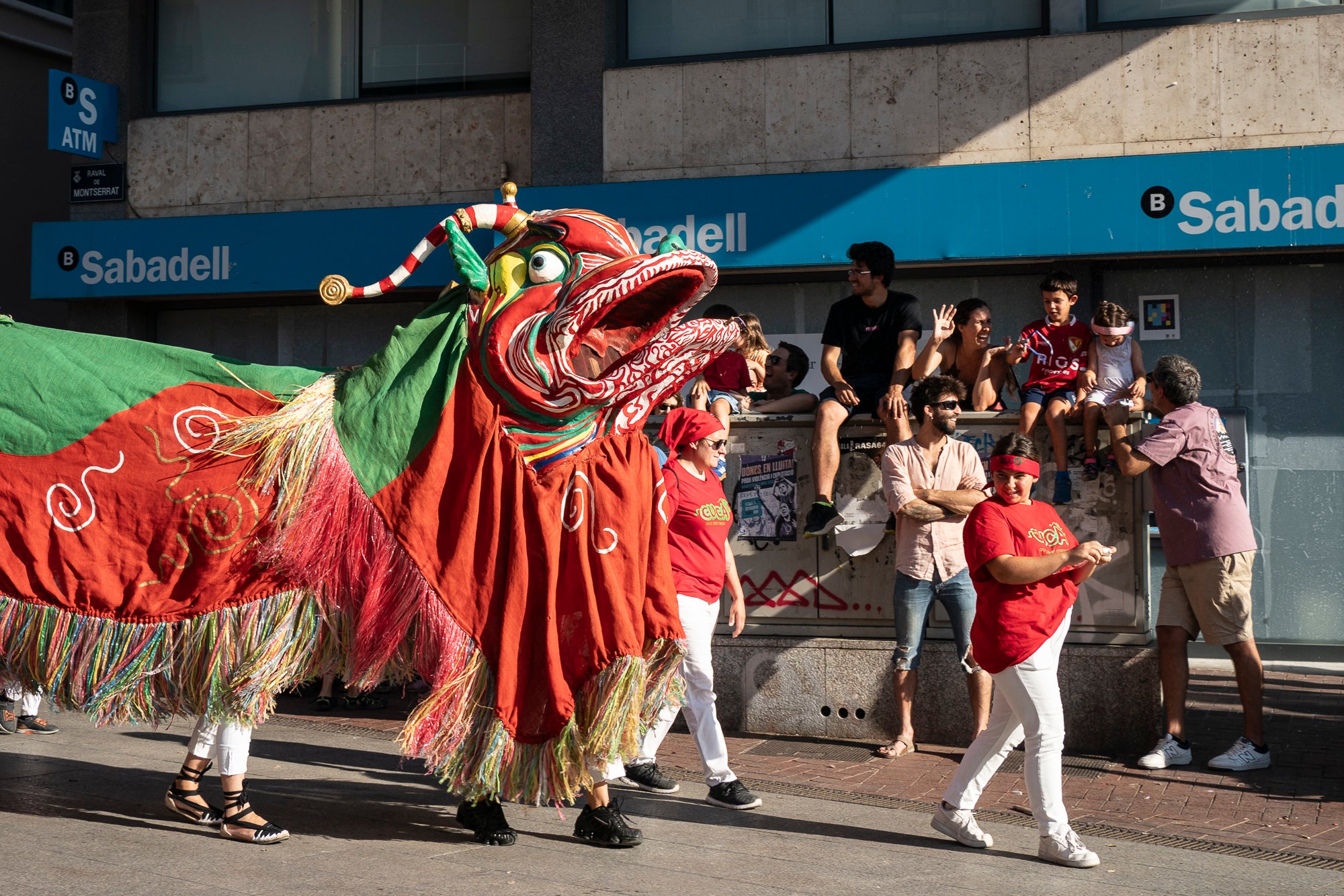Els carrers de Terrassa han tornat a acollir la Cercavila de Festa Major, la mostra de cultura popular i tradicional catalana de la ciutat. Enguany, l'acte ha comptat amb la presència de totes les colles protocol·làries; el Drac de Terrassa, els Geganters de Terrassa, Nans i Capgrossos de Terrassa, l'Esbart Egarenc, els Bastoners de Terrassa, els Minyons de Terrassa, els Castellers de Terrassa, els Diables de Terrassa i l'Àliga de Terrassa. A més, també actuat les colles sardanistes de la ciutat, les colles geganteres, les colles de diables i les colles d'imatgeria de foc, entre d'altres entitats culturals | Mireia Comas