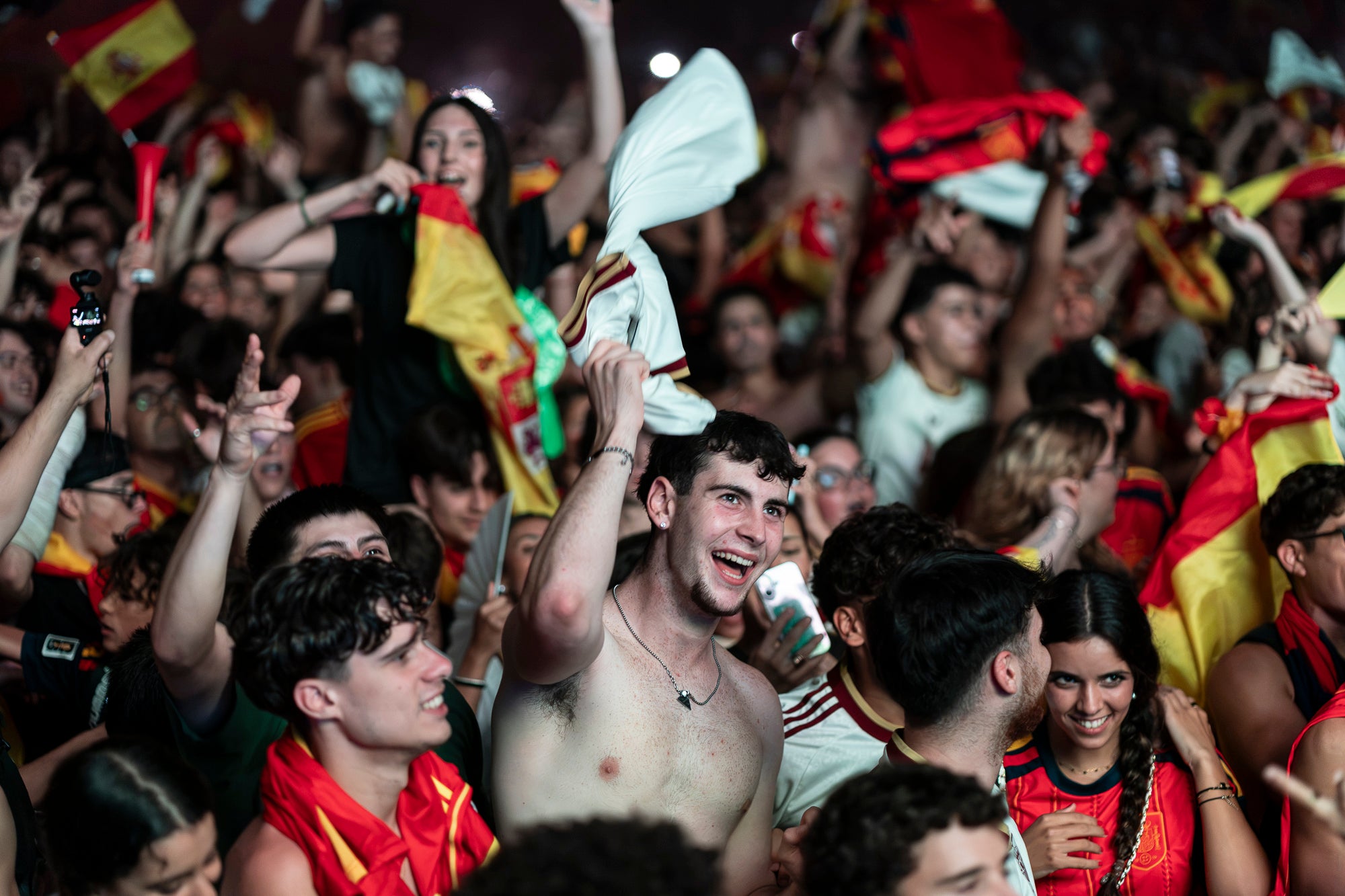 L'Espai Vela del parc de Vallparadís de Terrassa es va omplir aquest diumenge a la nit amb 8.500 aficionats per seguir en pantalla gran i animació des de l'escenari la final del Mundial de futbol a Nova York entre les seleccions d'Espanya i l'Argentina. L'emoció es va mantenir fins a la segona part de la pròrroga quan el jugador del Barça Ferran Torres va marca l'1-0 definitiu, que va donar la corona planetària a un combinat amb els terrassencs Dani Olmo i Marc Pubill. Entre els assistents també hi havia aficionats del conjunt de Messi. A causa de la calor i aquestes emocions, es van haver d'efectuar algunes evacuacions de seguidors | Mireia Comas