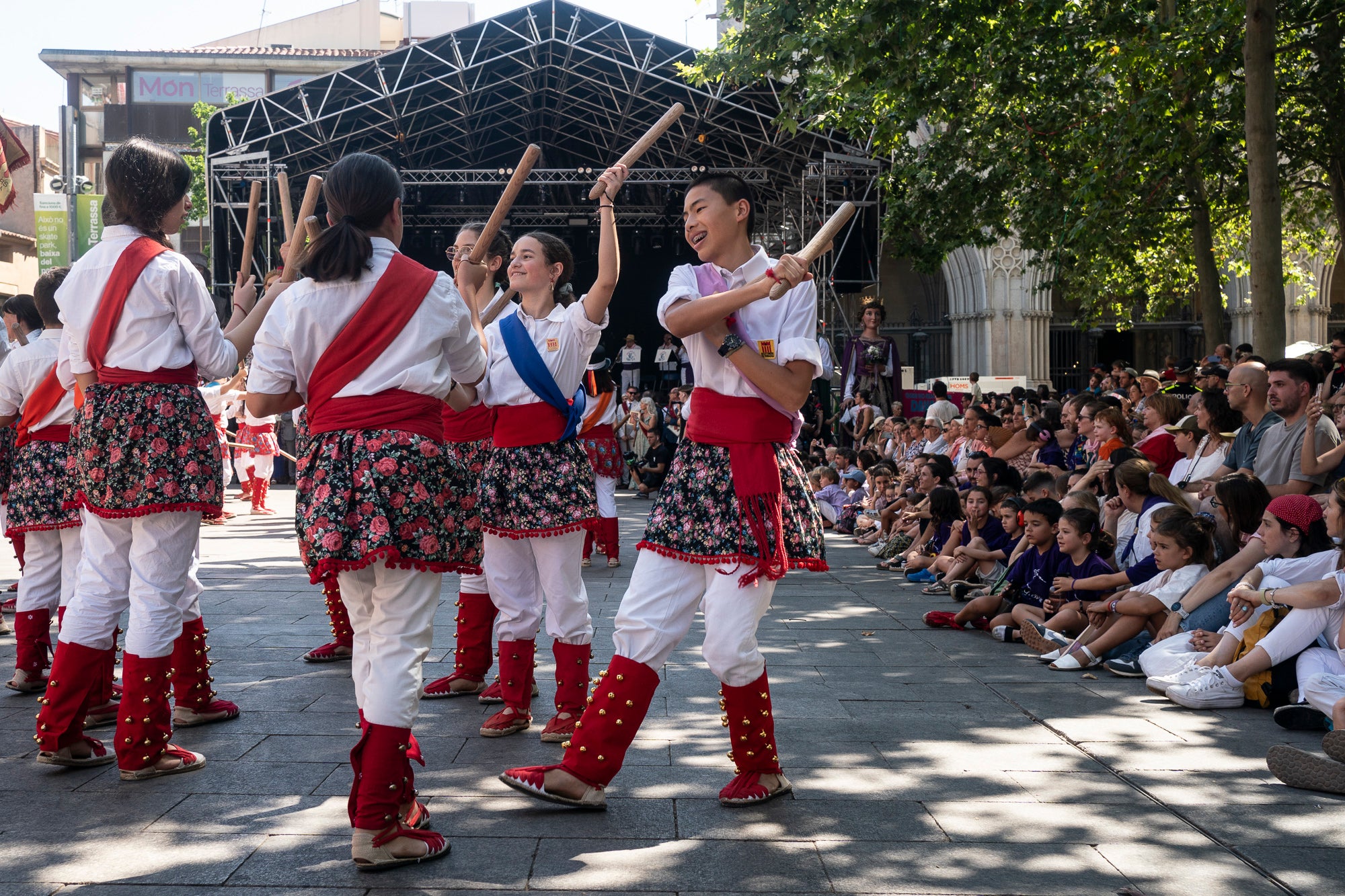 El Ball de Plaça 2026 tenia l'expectativa que ja s'ha fet amb els Protocols de la Festa Major de Terrassa actualitzats i estableix que són els grups de cultura popular els qui decideixen amb quins regidors ballen i amb quins no. El ritual ha començat aquest diumenge al matí partint el seguici de l'Ajuntament per anar cap a la missa de la catedral del Sant Esperit i sortint en acabar de l'ofici per a participar a la plaça Vella dels balls de l'Esbart Egarenc, els Nans amb els seus capgrossos, els Bastoners, el Drac, els Gegants i l'Àliga de Terrassa. Dels 27 regidors presents, tres s'han quedat sense parella però l'acte ha estat més serè que el de l'any passat | Mireia Comas