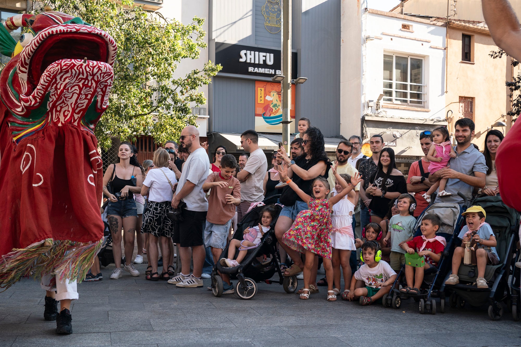 Els carrers de Terrassa han tornat a acollir la Cercavila de Festa Major, la mostra de cultura popular i tradicional catalana de la ciutat. Enguany, l'acte ha comptat amb la presència de totes les colles protocol·làries; el Drac de Terrassa, els Geganters de Terrassa, Nans i Capgrossos de Terrassa, l'Esbart Egarenc, els Bastoners de Terrassa, els Minyons de Terrassa, els Castellers de Terrassa, els Diables de Terrassa i l'Àliga de Terrassa. A més, també actuat les colles sardanistes de la ciutat, les colles geganteres, les colles de diables i les colles d'imatgeria de foc, entre d'altres entitats culturals | Mireia Comas