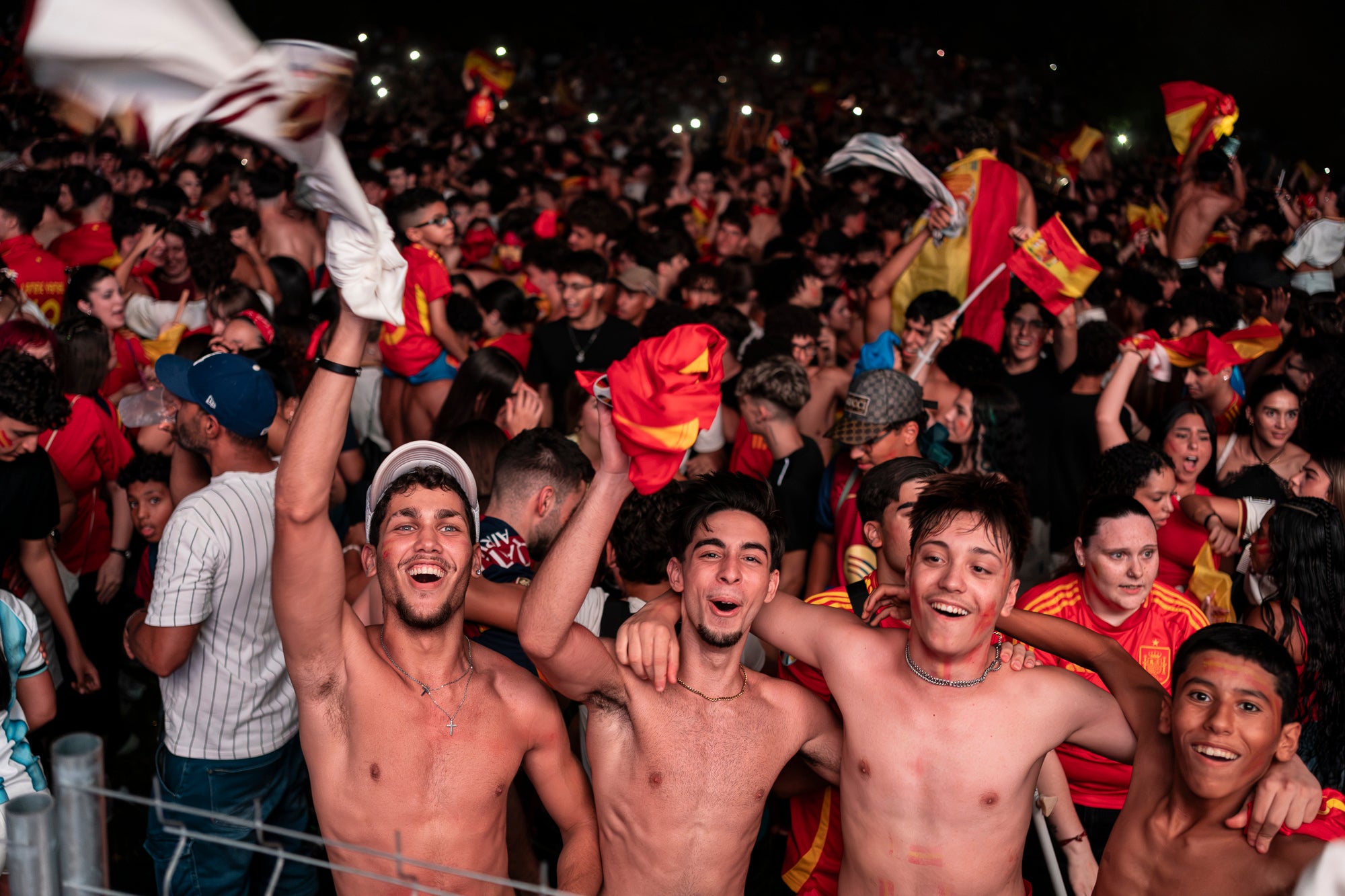 L'Espai Vela del parc de Vallparadís de Terrassa es va omplir aquest diumenge a la nit amb 8.500 aficionats per seguir en pantalla gran i animació des de l'escenari la final del Mundial de futbol a Nova York entre les seleccions d'Espanya i l'Argentina. L'emoció es va mantenir fins a la segona part de la pròrroga quan el jugador del Barça Ferran Torres va marca l'1-0 definitiu, que va donar la corona planetària a un combinat amb els terrassencs Dani Olmo i Marc Pubill. Entre els assistents també hi havia aficionats del conjunt de Messi. A causa de la calor i aquestes emocions, es van haver d'efectuar algunes evacuacions de seguidors | Mireia Comas