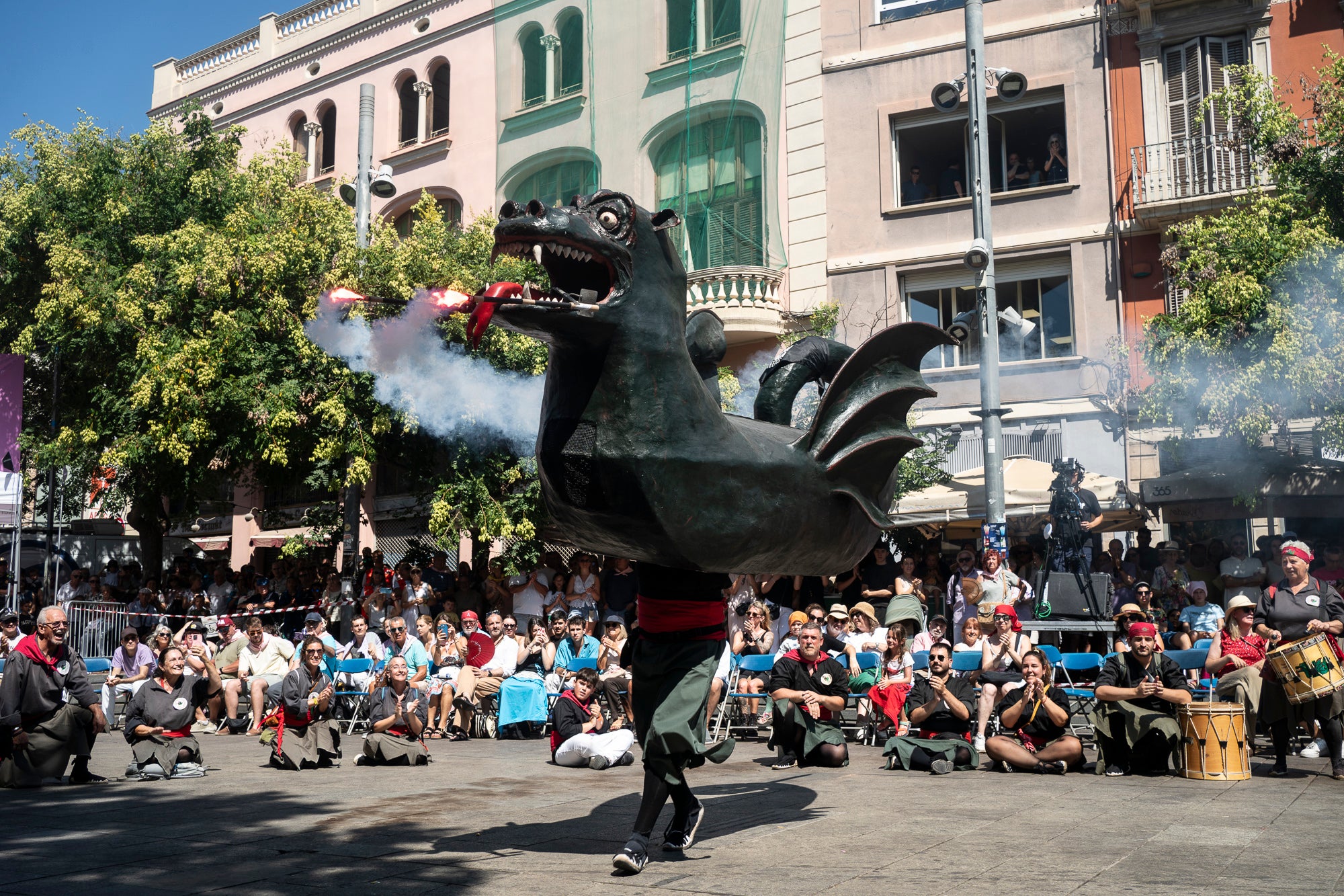 El Ball de Plaça 2026 tenia l'expectativa que ja s'ha fet amb els Protocols de la Festa Major de Terrassa actualitzats i estableix que són els grups de cultura popular els qui decideixen amb quins regidors ballen i amb quins no. El ritual ha començat aquest diumenge al matí partint el seguici de l'Ajuntament per anar cap a la missa de la catedral del Sant Esperit i sortint en acabar de l'ofici per a participar a la plaça Vella dels balls de l'Esbart Egarenc, els Nans amb els seus capgrossos, els Bastoners, el Drac, els Gegants i l'Àliga de Terrassa. Dels 27 regidors presents, tres s'han quedat sense parella però l'acte ha estat més serè que el de l'any passat | Mireia Comas
